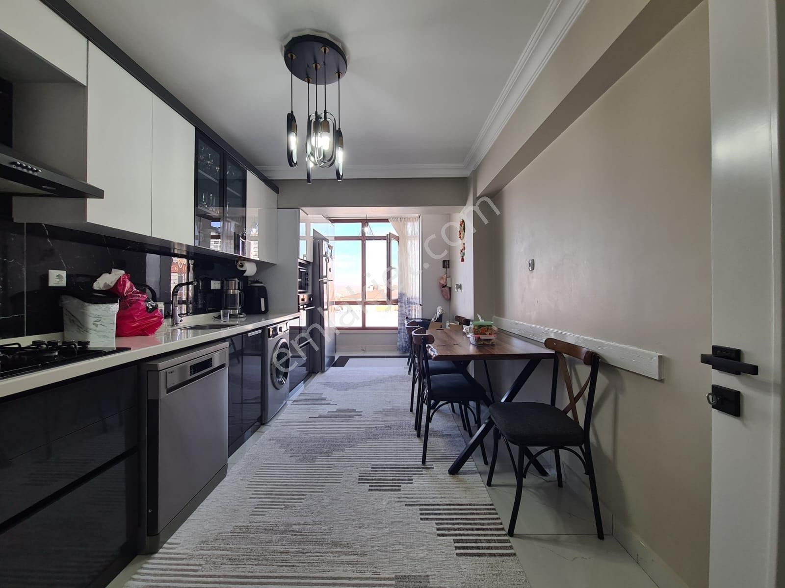 Sancaktepe Göbekte Full Yapılı Geniş Mutfak Ön Cephe Ferah 3+1 - Görsel 3