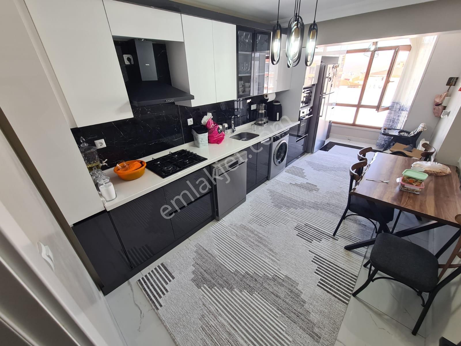 Sancaktepe Göbekte Full Yapılı Geniş Mutfak Ön Cephe Ferah 3+1