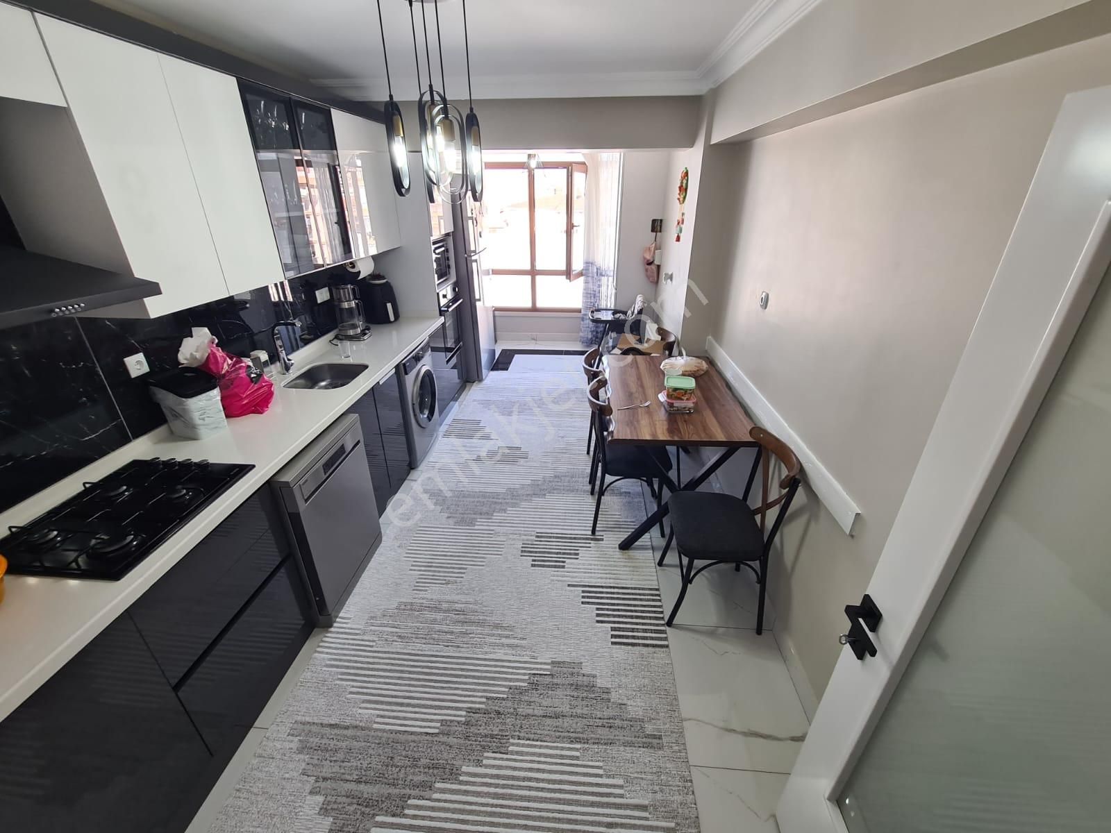 Sancaktepe Göbekte Full Yapılı Geniş Mutfak Ön Cephe Ferah 3+1 - Görsel 4