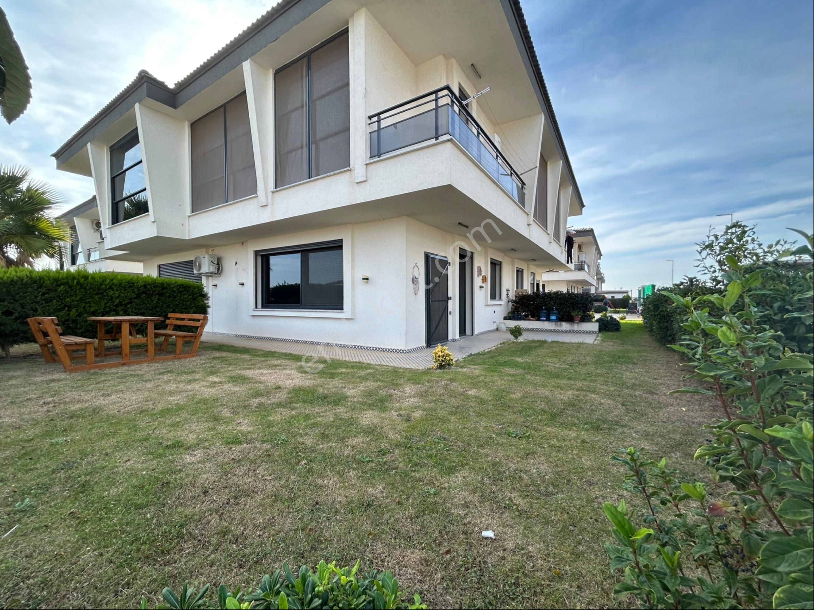 Didim Efelerde Havuzlu Sitede Köşe Villa