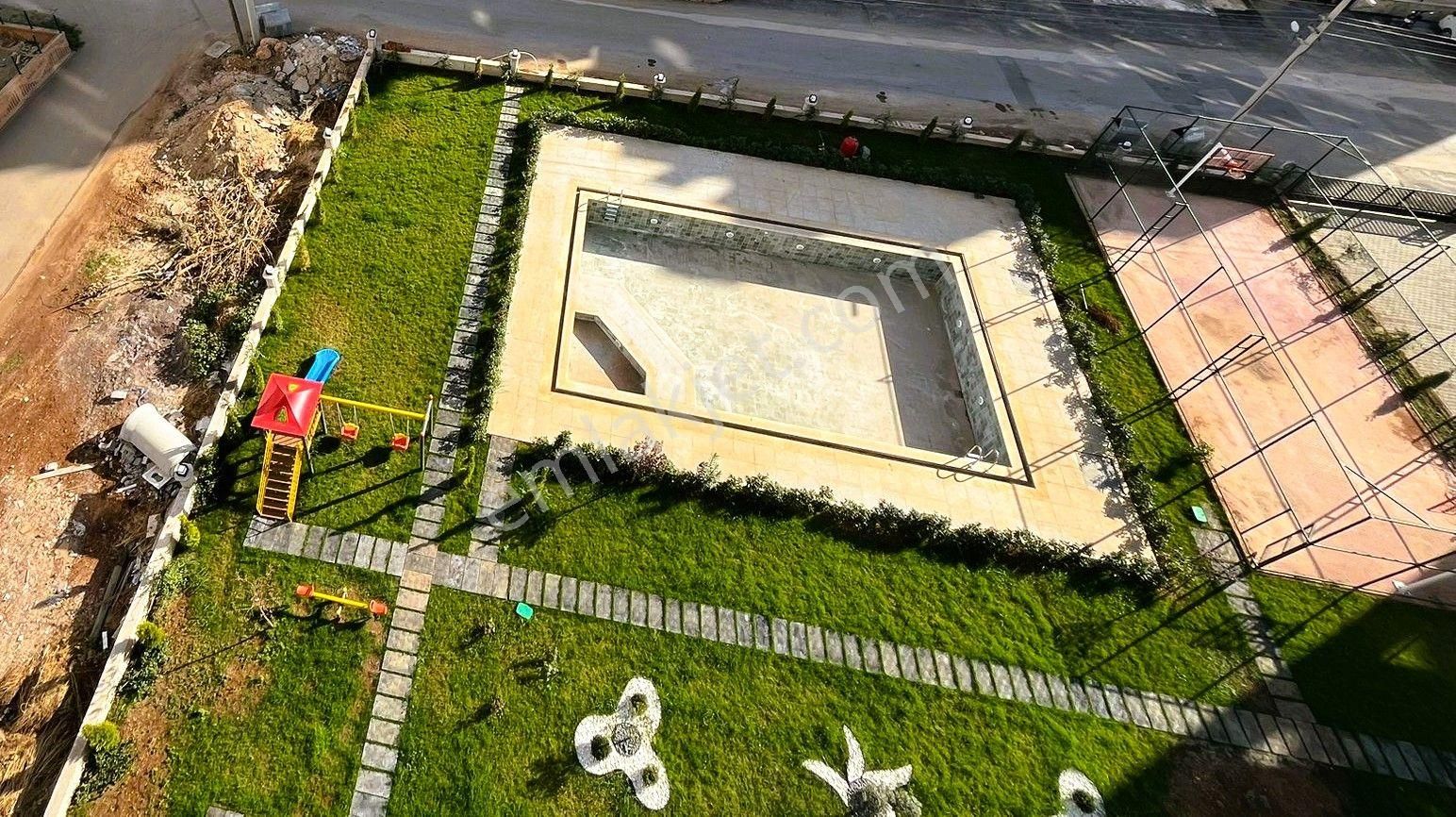 Erdemli Akdeniz Mah.de Havuzlu Site İçi ,kısmi Deniz Manz.lı 1+1