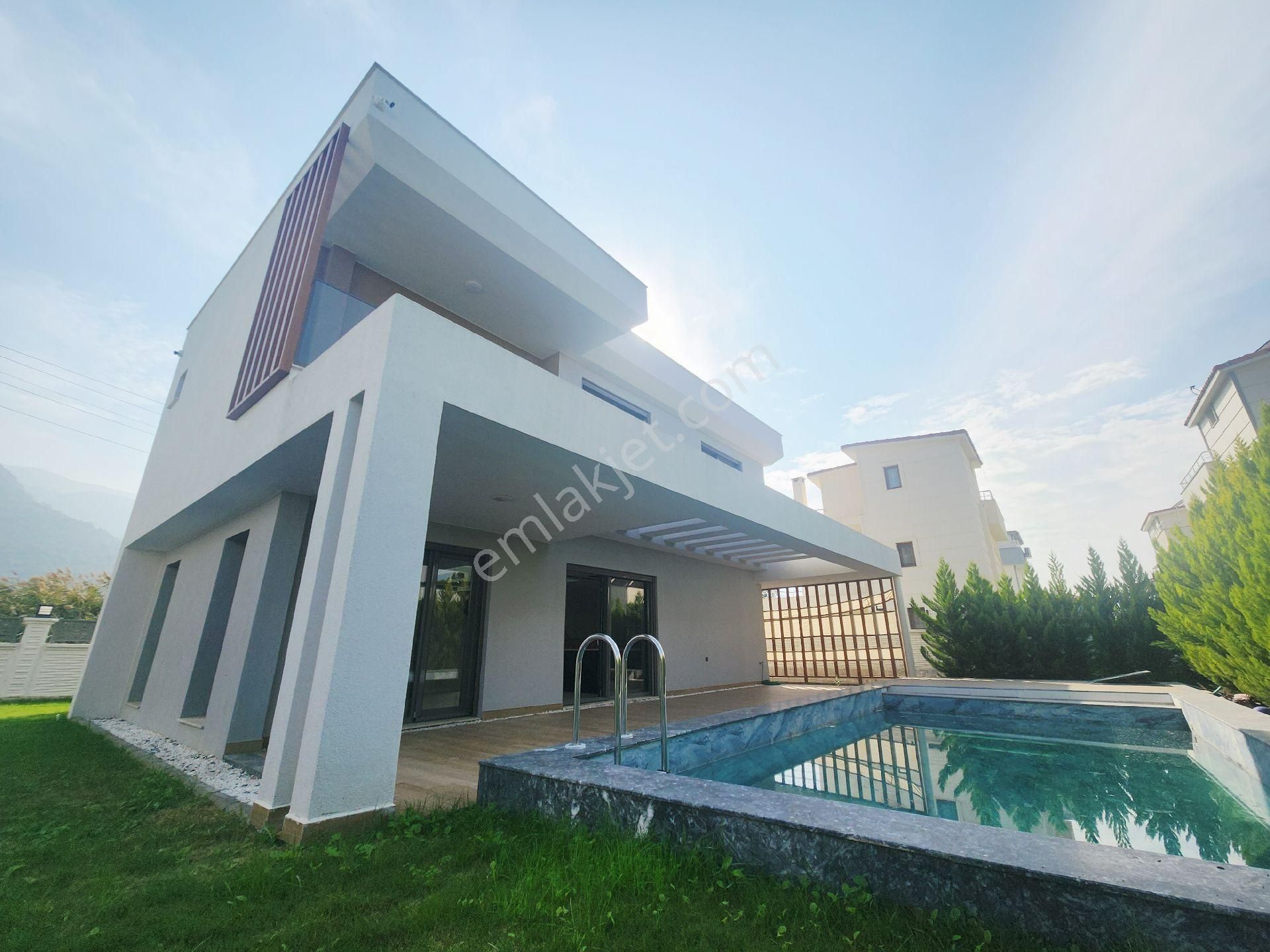 Güzelçamlı Plajına Cok Yakın Satılık Köşe Konum Harika Villa - Görsel 2