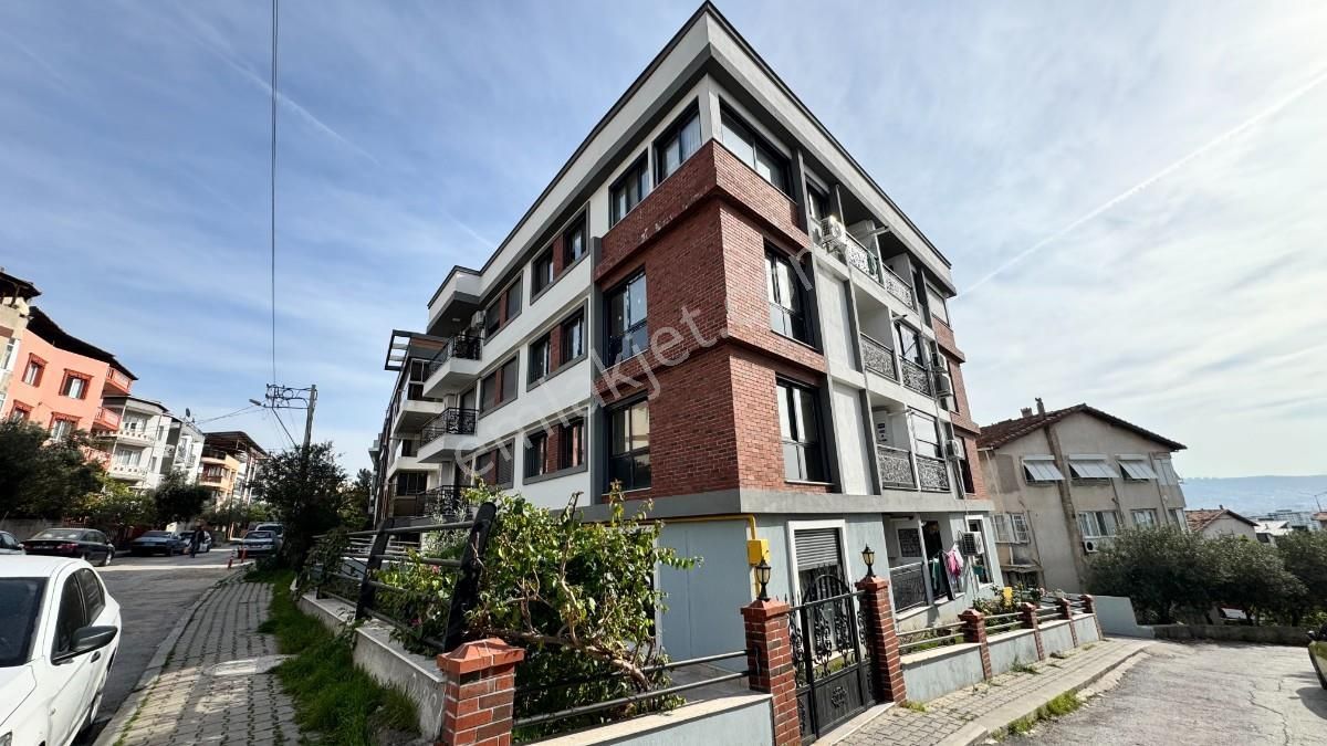 Bornova Atatürk Mah. Yeni Binada Satılık Otoparklı 2+1 Daire