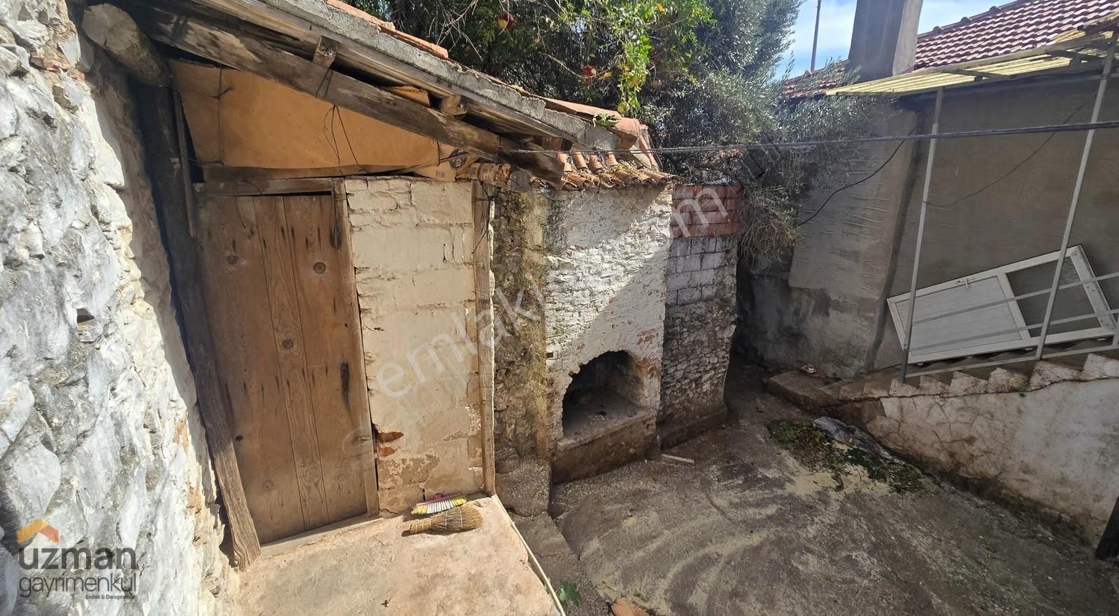 Yerkesik'te İçerisinde 3 Adet Yapı Kayıtlı Ev 1 Dükkan Ve Arsası - Görsel 8