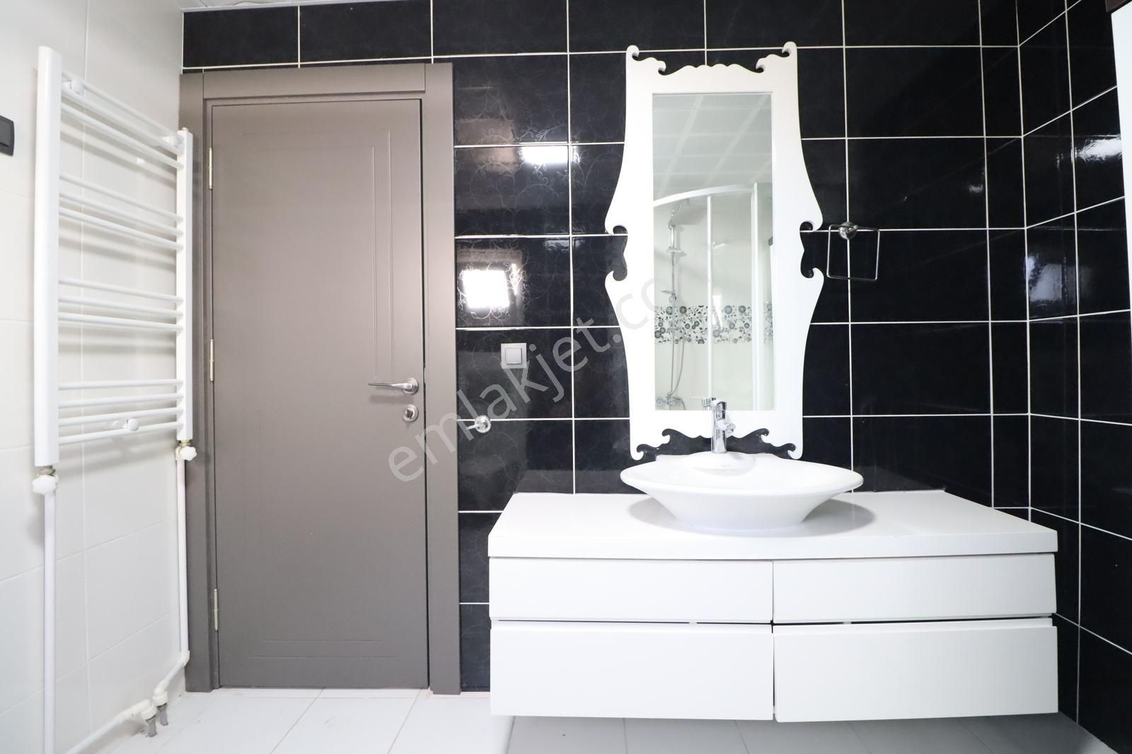 Türk Emlak'tan Site İçinde Satılık 3 Katlı Havuzlu Villa - Görsel 10