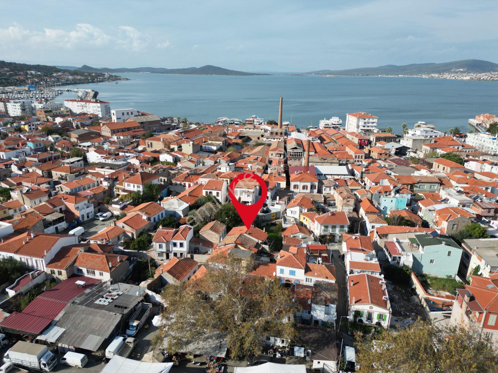 Ayvalık Merkez’de, 2 Arsa Ve 2 Ev Birlikte Satılık