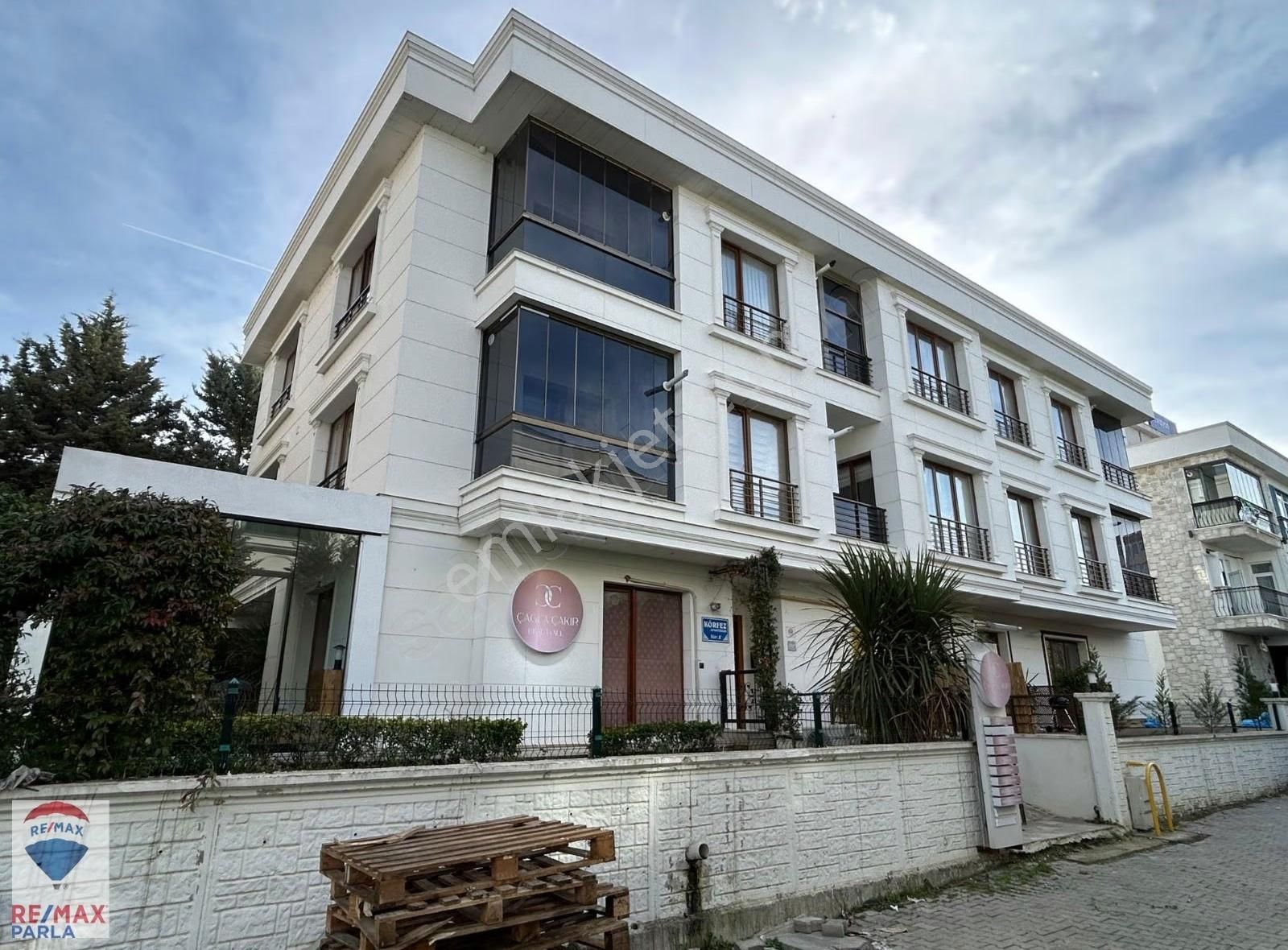 Körfez Yat Limanında Deniz Manzaralı Eşyalı Lüks 1+1 Daire