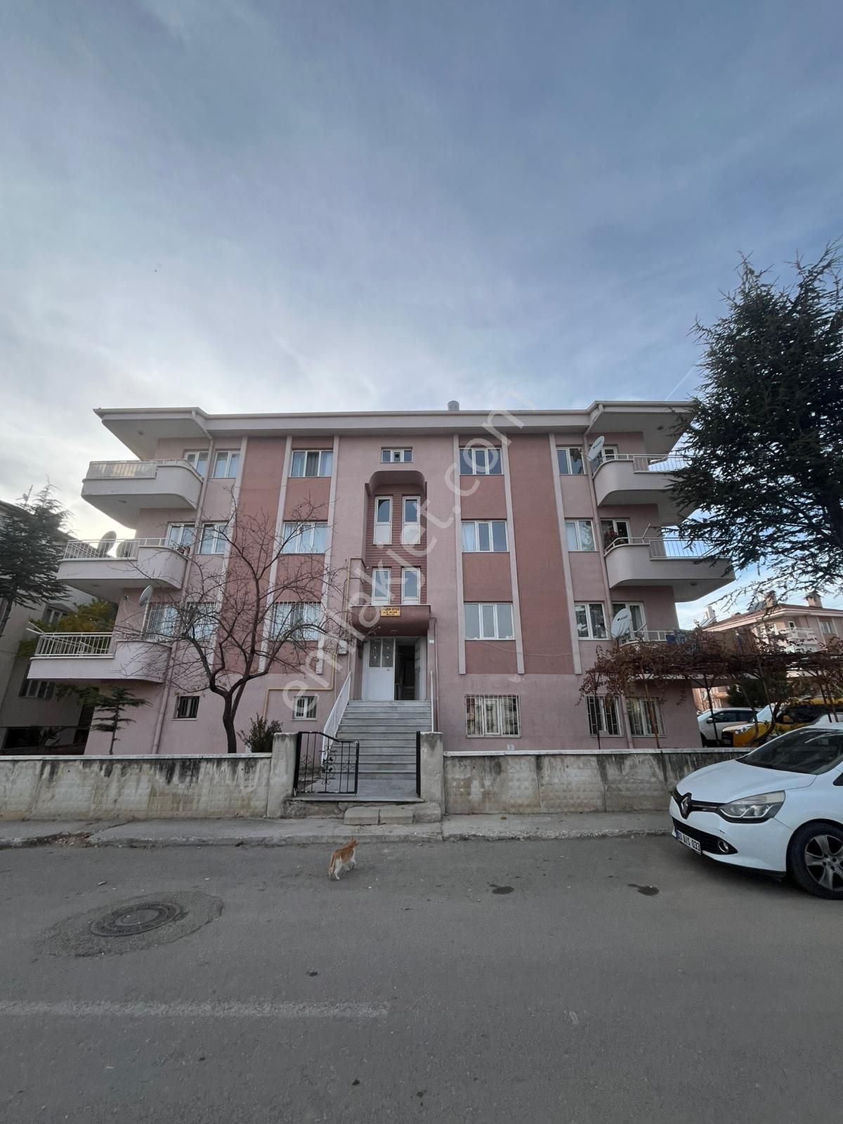 Afyon Üçok Emlaktan Mareşal F Çakmak Mah Satılık 3+1 Daire