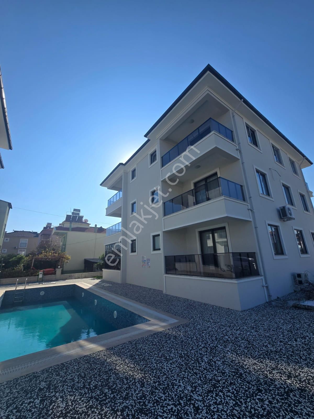 Çiğdem Emelak'tan Ortaca'da Havuzlu Satılık 1+1 Daire - Görsel 2