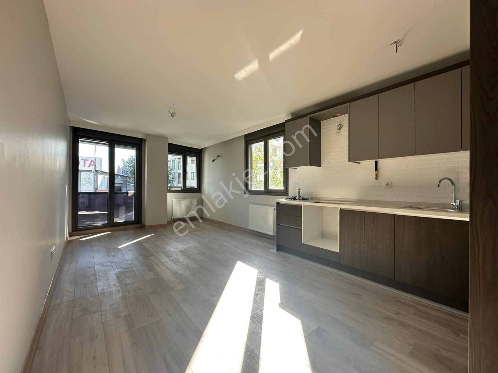 Yatırım'dan Küçükyalı'da Katta Balkonlu Sıfır Yapıda Geniş 2+1