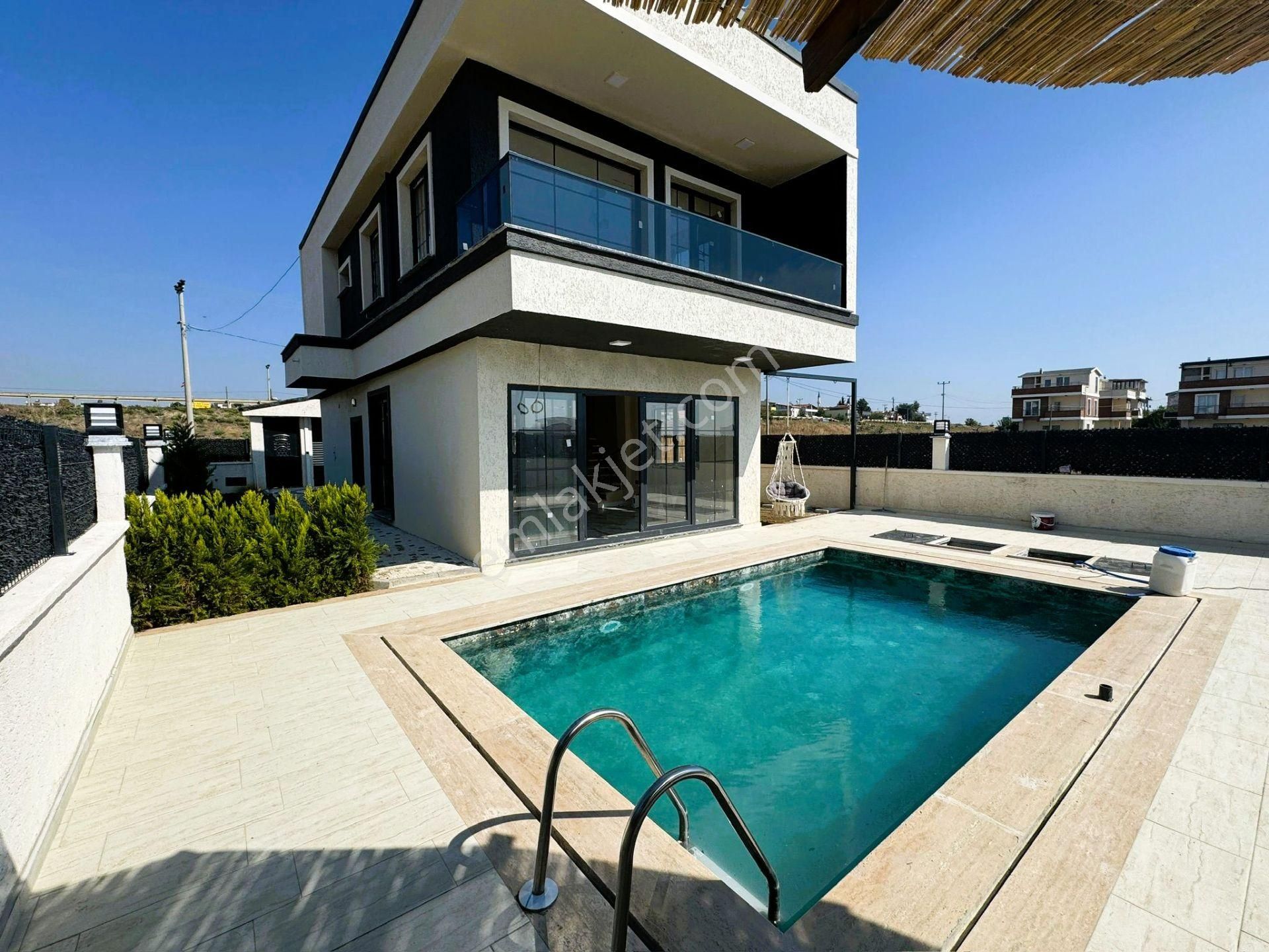 Yeniçiftlik'de Denize 200 Metre Mesafede Havuzlu Müstakil Lüks Villa