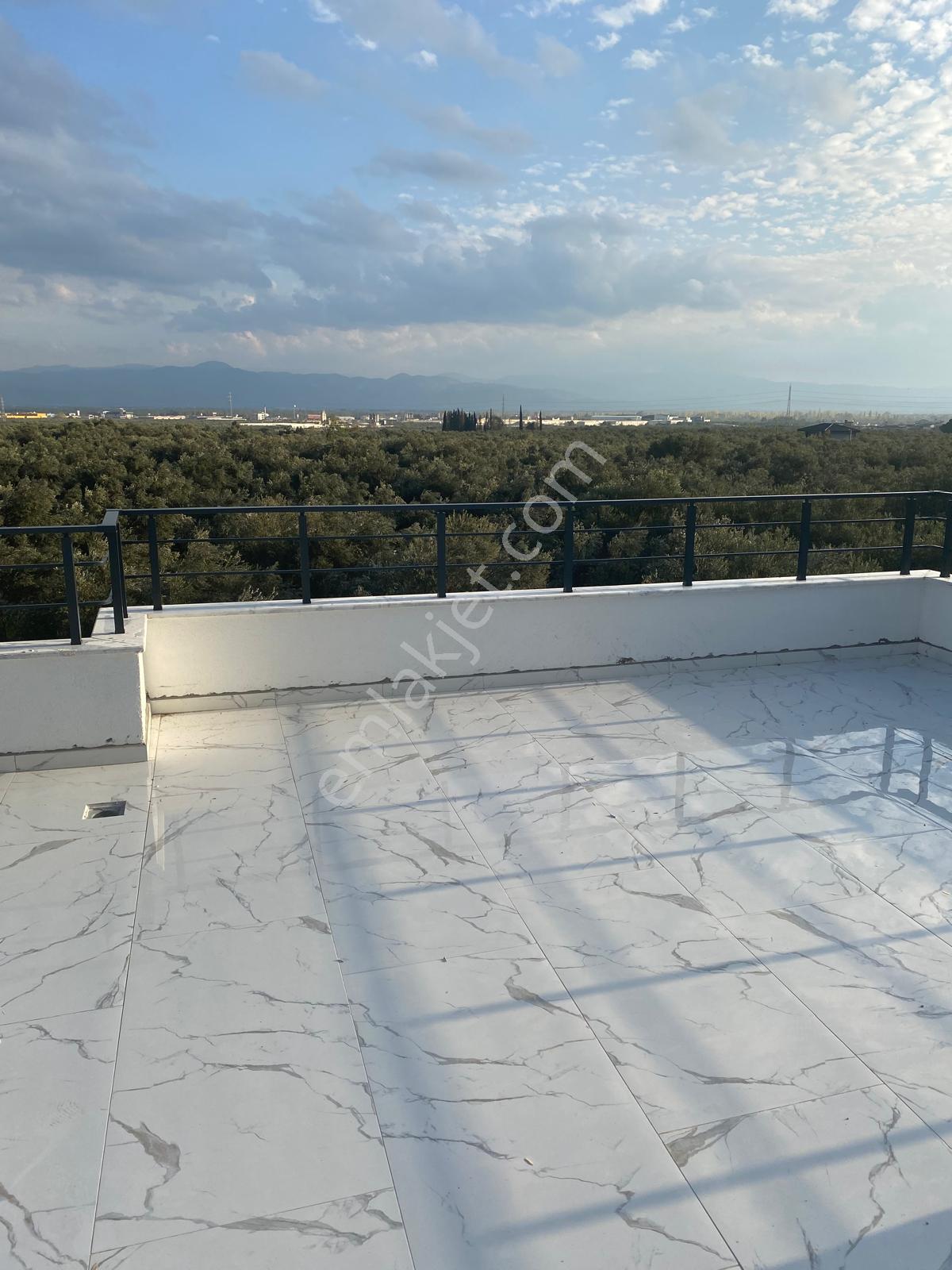 Zeytinli’de 200 M² 3+1 Açık Mutfak, 80 M² Teraslı, 2 Mutfak & 3 Banyolu, Yerden Isıtmalı