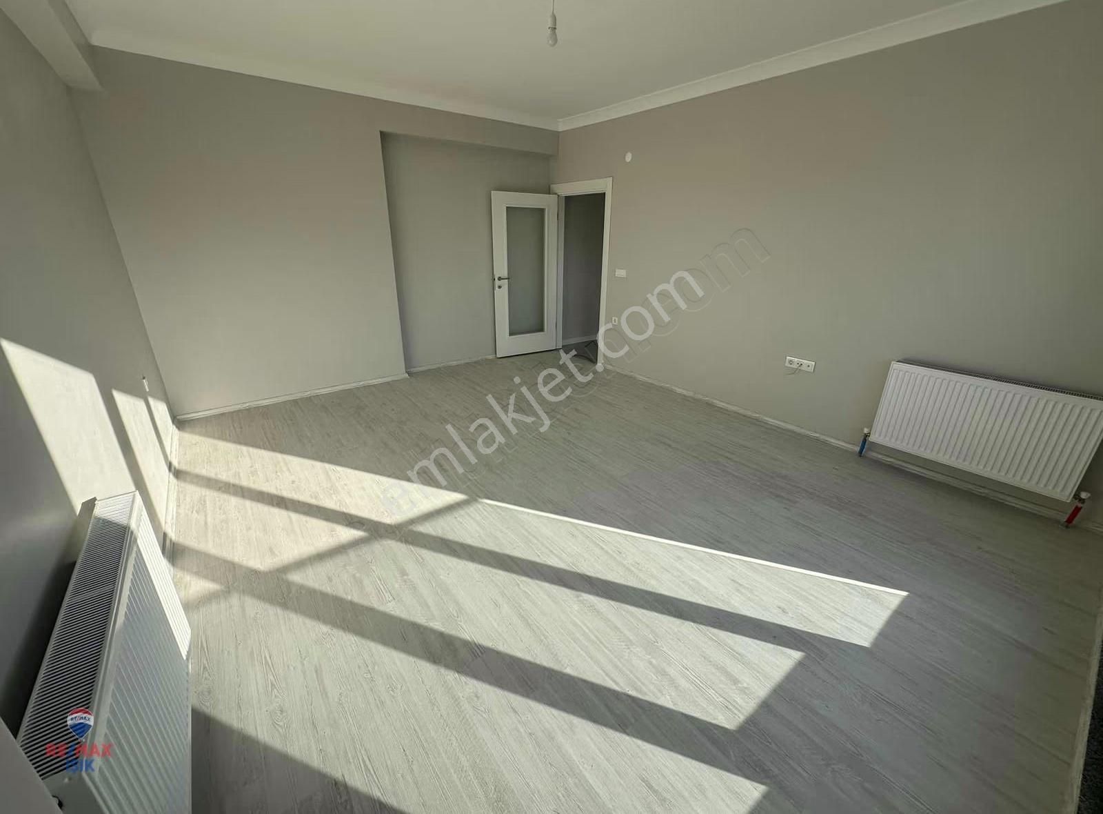 Sultanbeylı Merkezde Beşıncı Katta 2 + 1 Acıl Satılık Araka