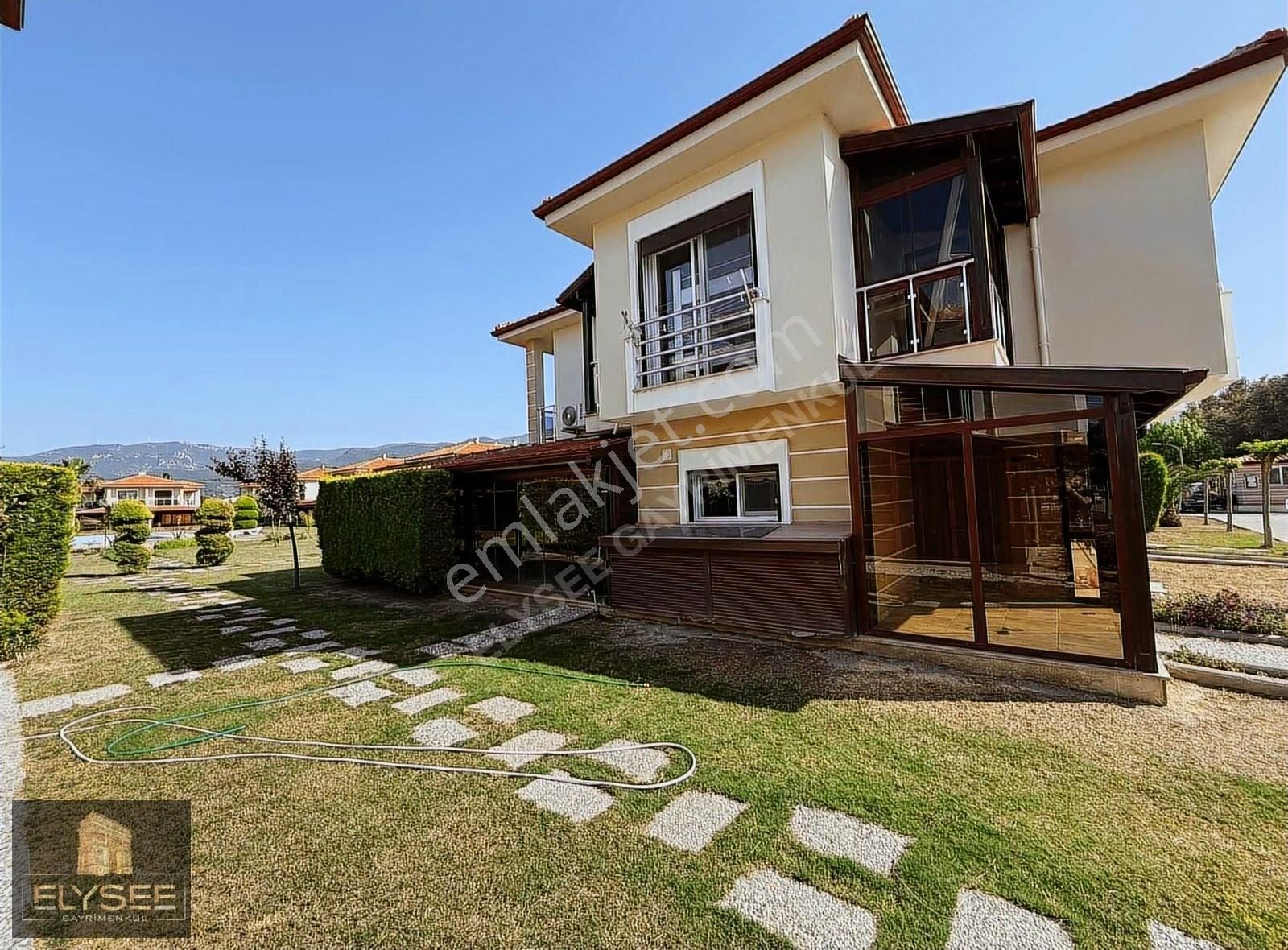 Kuşadası Davutlar Sahilinde 3+1 Site İçerisinde Havuzlu Villa - Görsel 4
