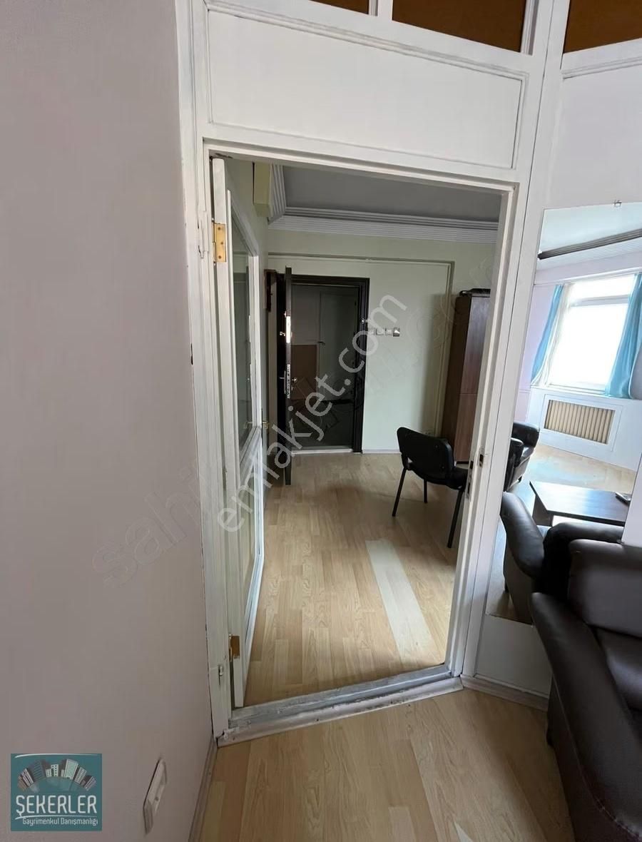 Şekerlerden Heykelde Eşyalı 1+1 Kiralık Ofis - Görsel 3