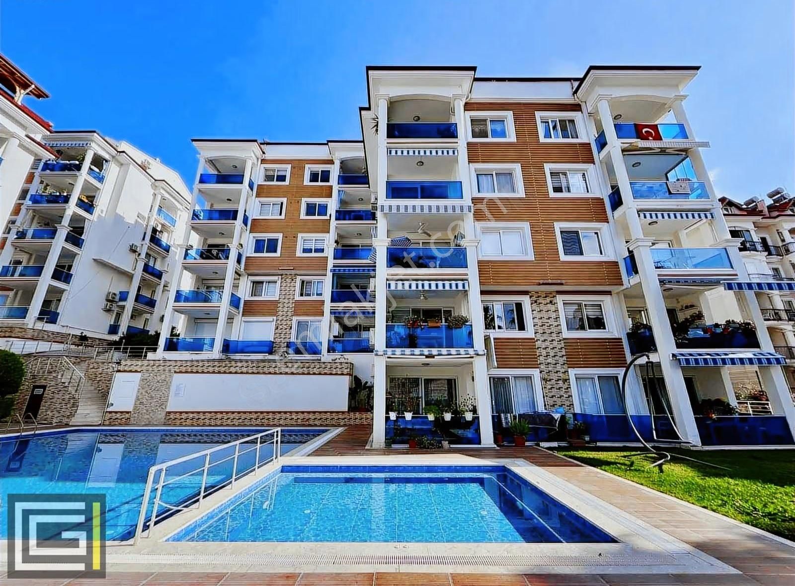 Konforlu Yaşam Sunan Havuzlu Sitede Geniş Ve Modern 4+1 Daire!