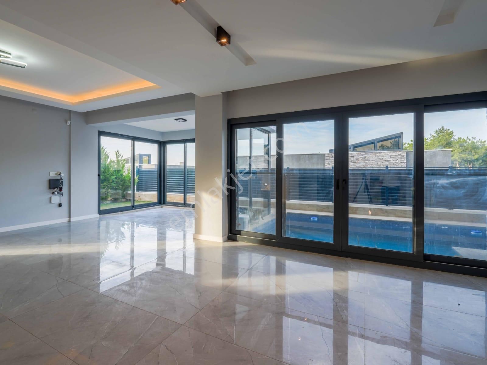 Kuşadası Soğucak'ta Oturuma Hazır Müstakil 6+1 Villa - Görsel 34