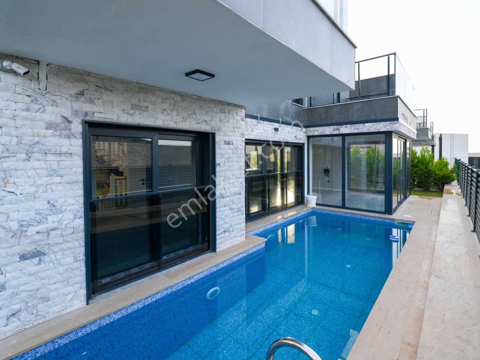 Kuşadası Soğucak'ta Oturuma Hazır Müstakil 6+1 Villa - Görsel 11