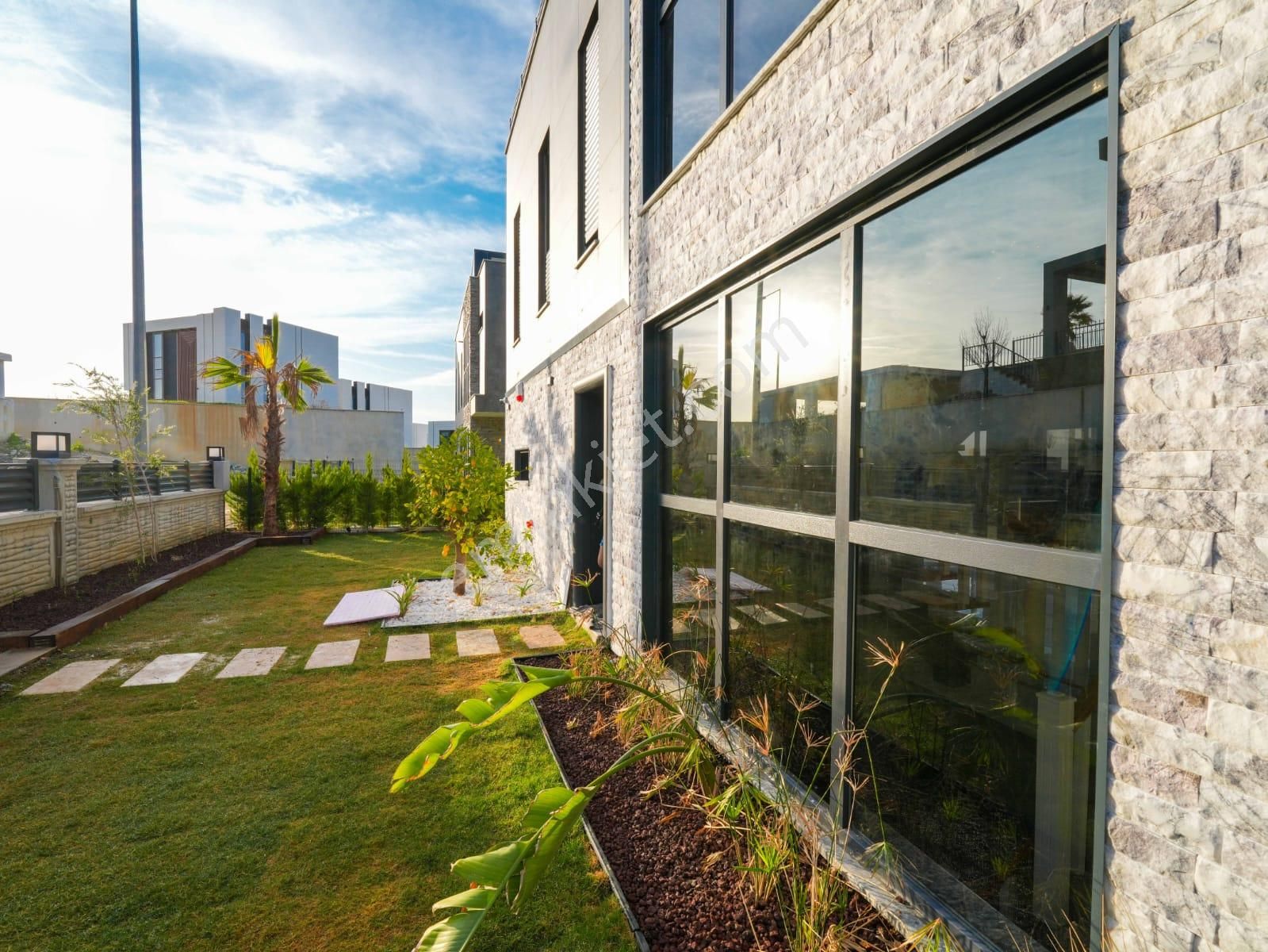 Kuşadası Soğucak'ta Oturuma Hazır Müstakil 6+1 Villa - Görsel 8