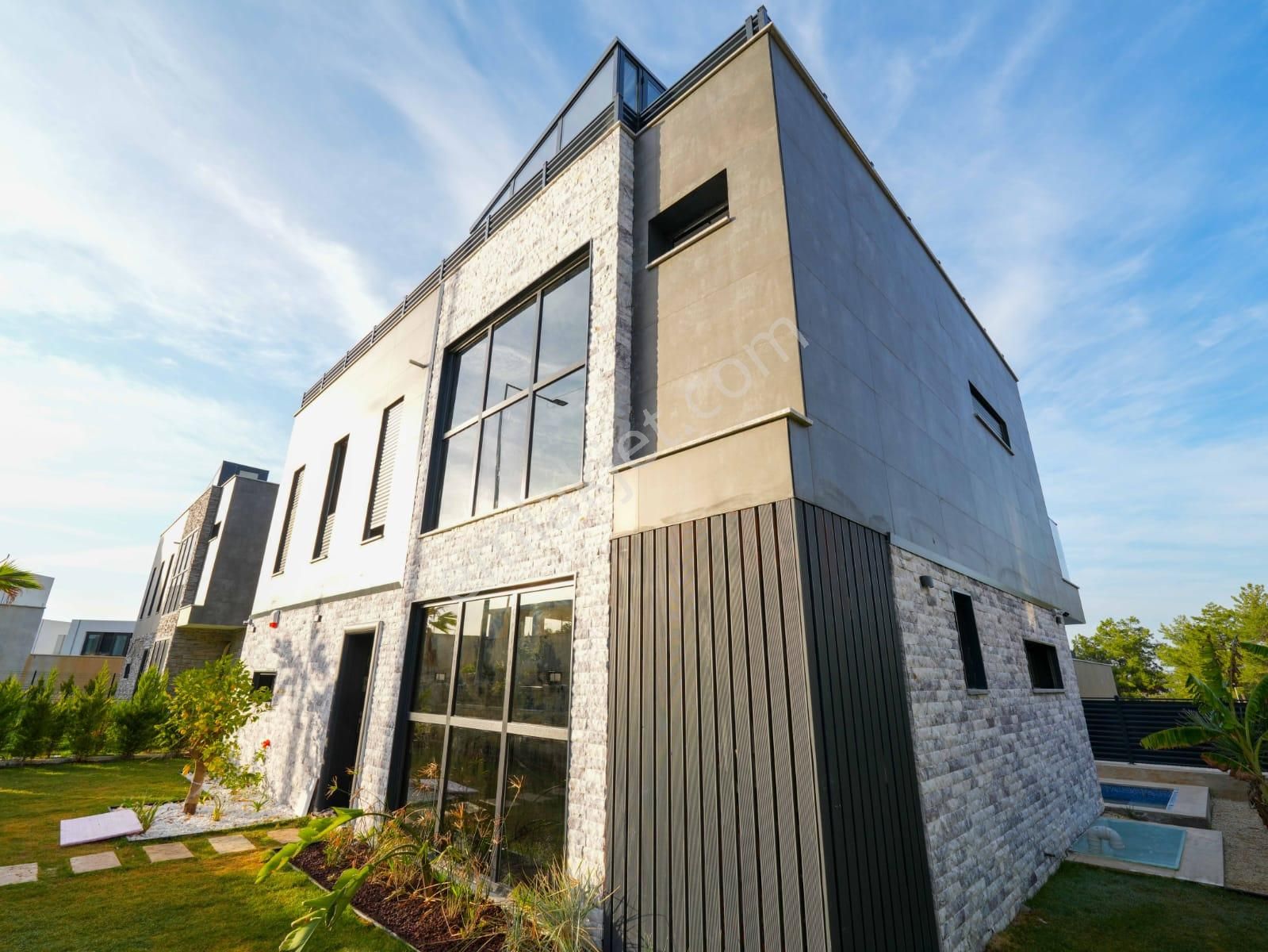 Kuşadası Soğucak'ta Oturuma Hazır Müstakil 6+1 Villa - Görsel 10