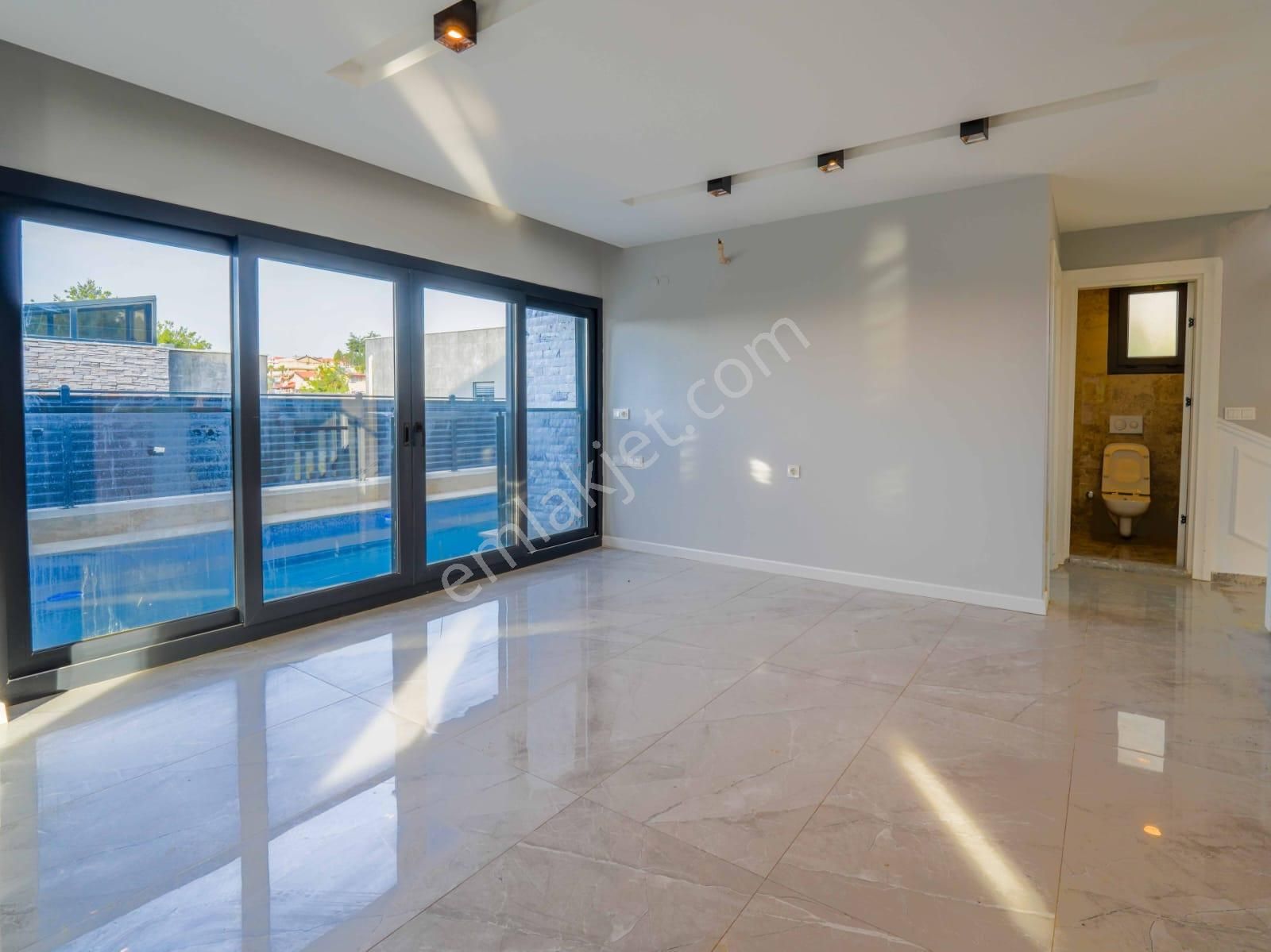 Kuşadası Soğucak'ta Oturuma Hazır Müstakil 6+1 Villa - Görsel 33