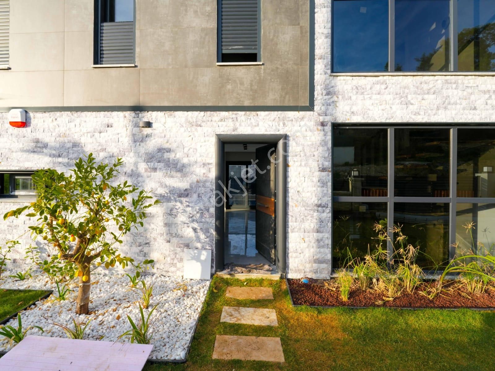 Kuşadası Soğucak'ta Oturuma Hazır Müstakil 6+1 Villa - Görsel 12