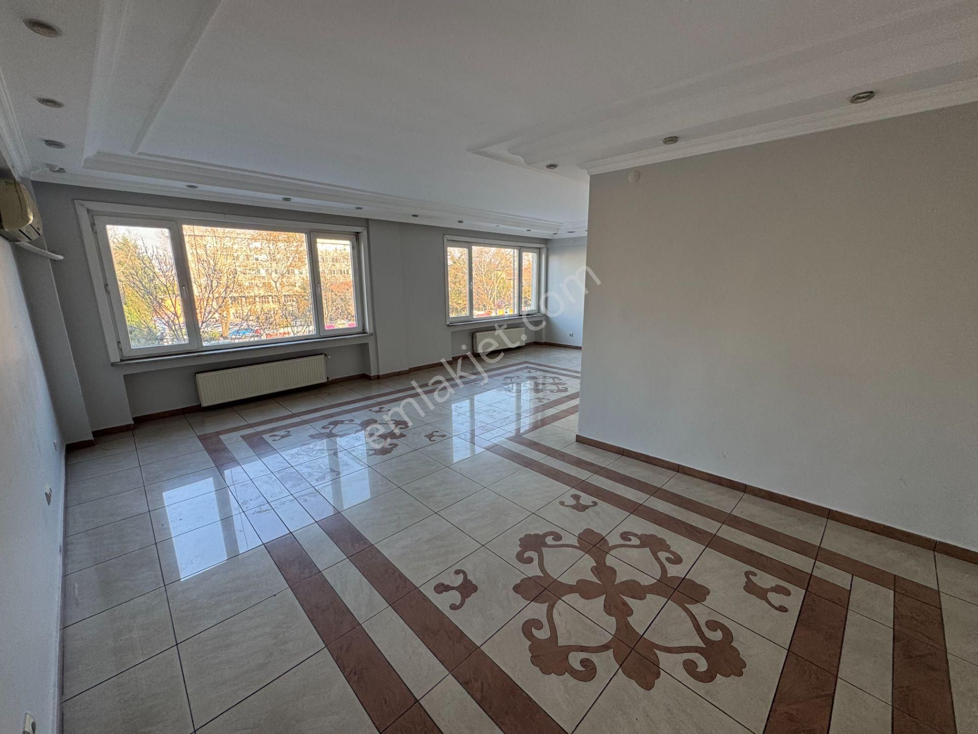 Turyap' Tan Çapa Millet Caddesinde Asansörlü Binada Çok Geniş 3+1 Kiralık Ofis - Görsel 3