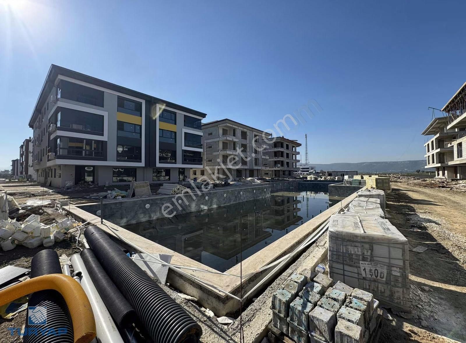 Torbalı Muratbey Mahallesinde Havuzlu Sitede Satılık 3+1 Daire