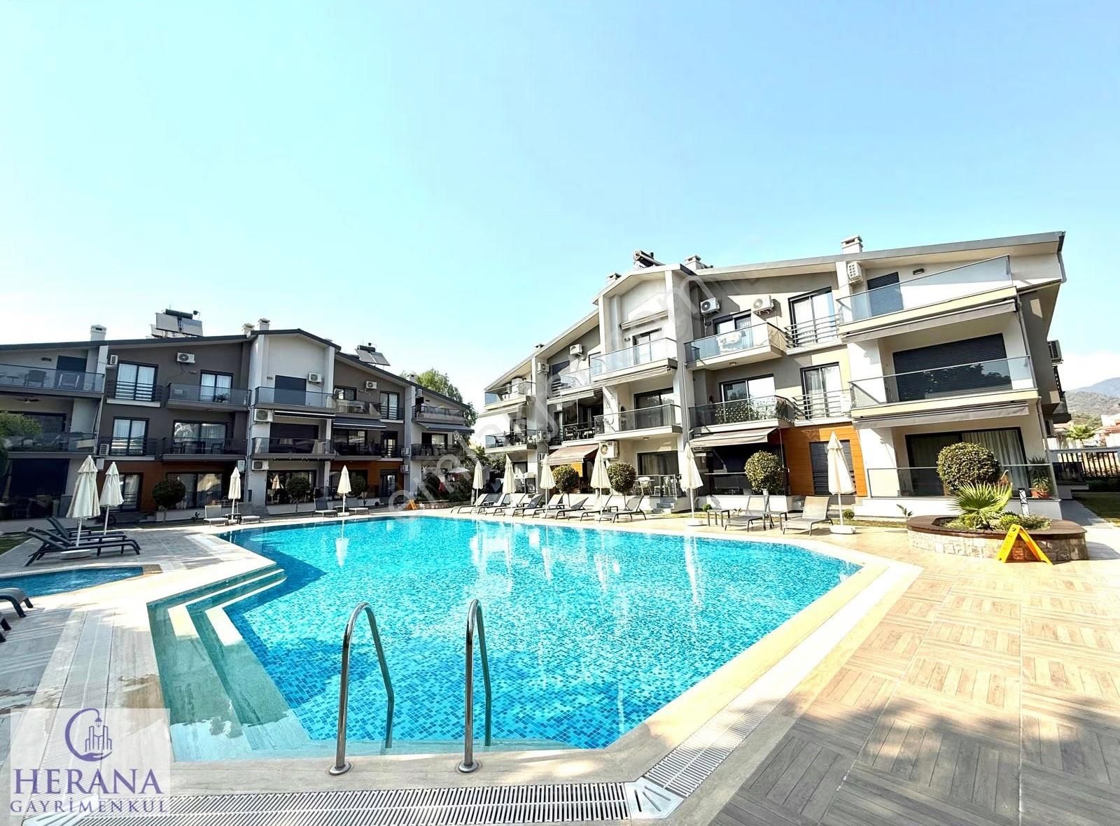 Plaja Yürüme Mesafesinde Lüks Site İçerisinde Satılık 2+1