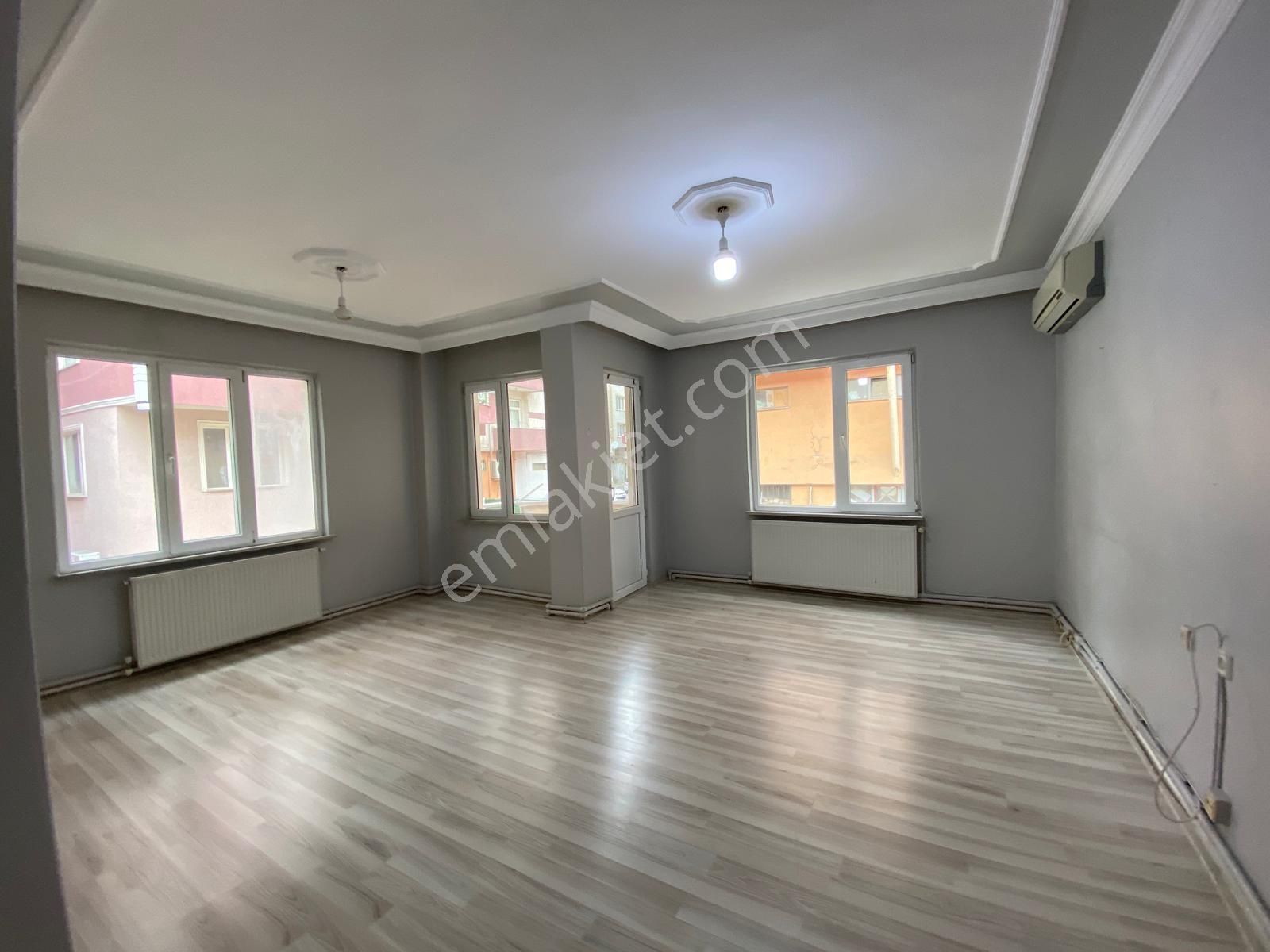 Valleyden Muhittin Mahallesinde Çarşıya Yakın, 3+1, 140m² Daire!