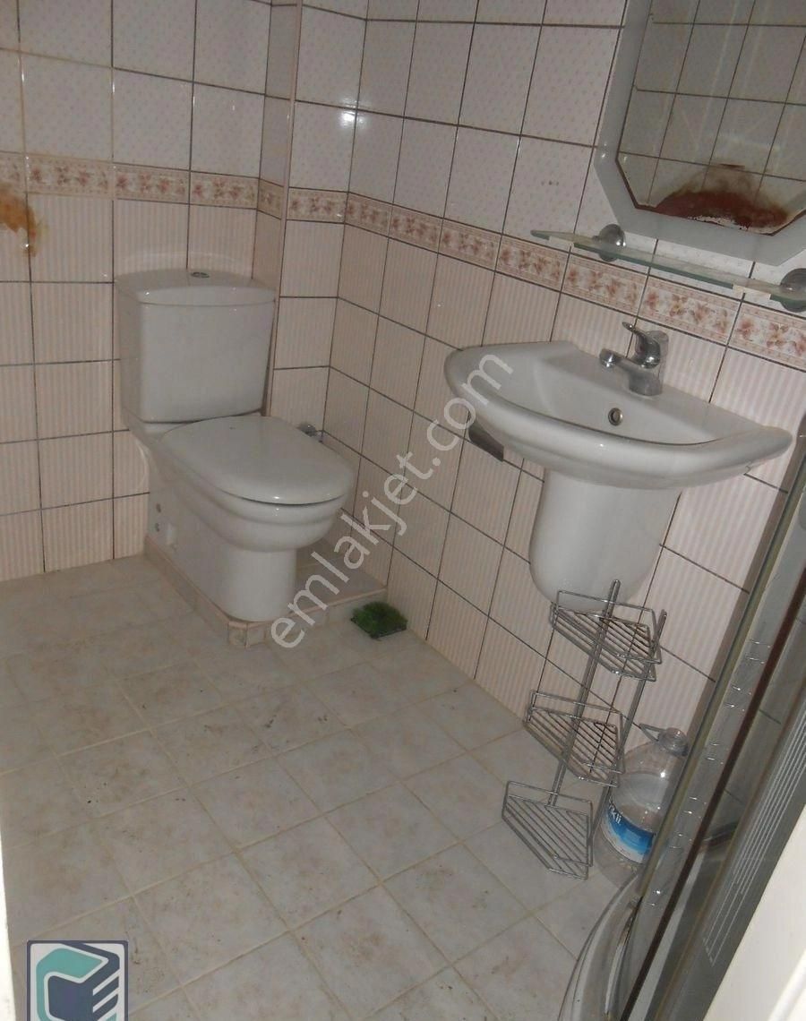 Bakırköy Y.mah Marmaraya İki Sok Semt Pazarına Bir Sk Mesafe Ara Kat Salonu 25 M2 Olan 2+1 95