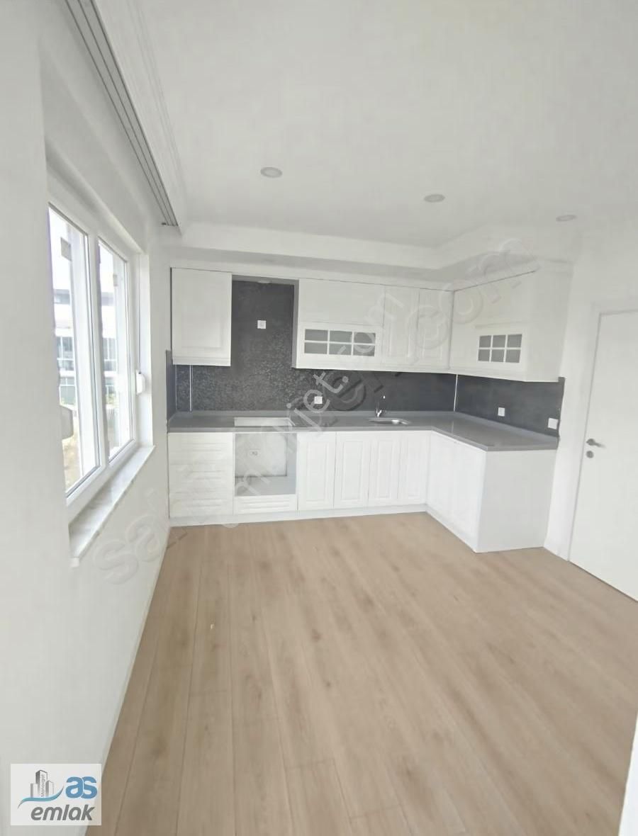 Büyük Migros Karşısı Havuzlu Köşe Başı Ara Kat 3+1 Daire