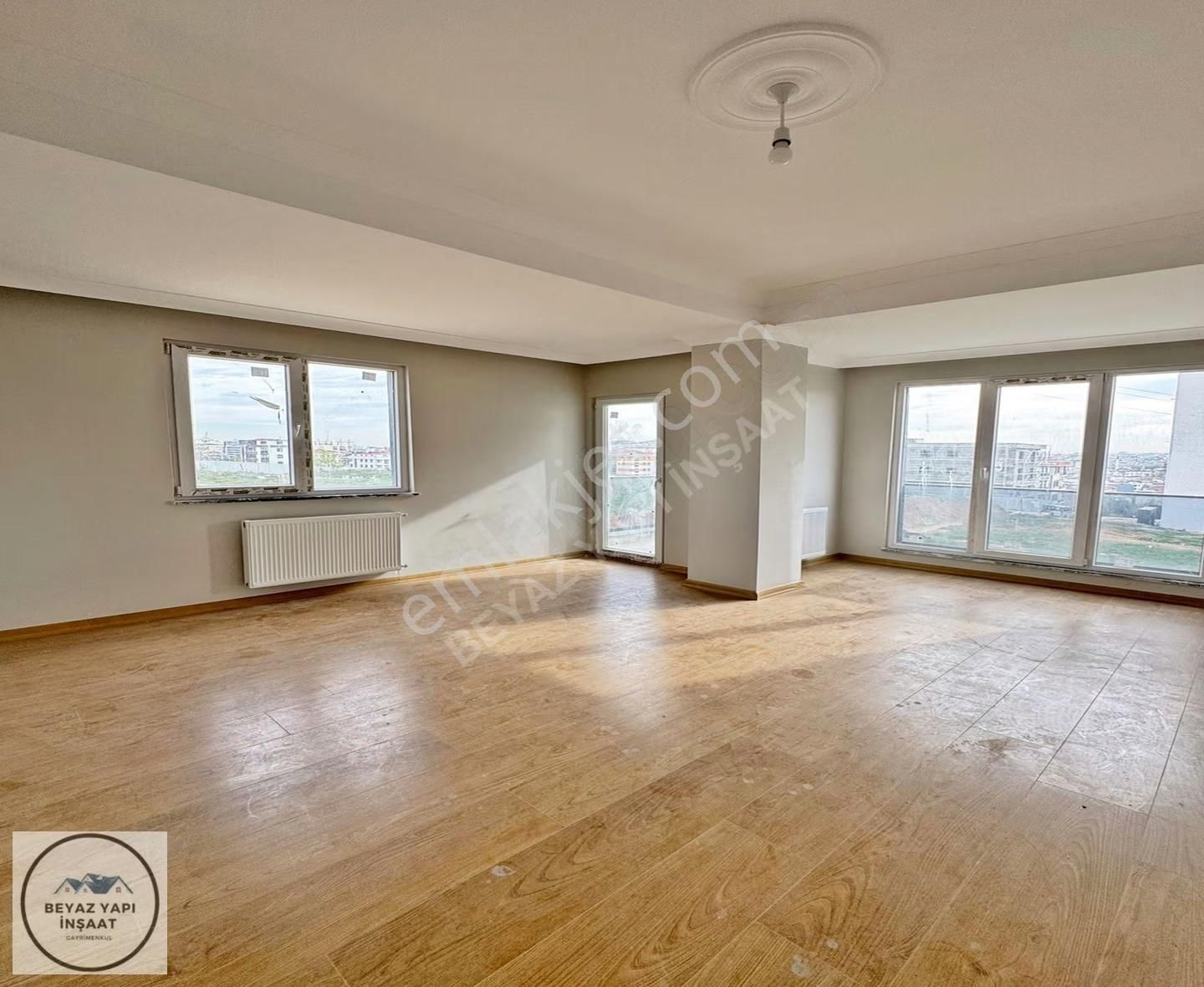 Beyaz Yapı'dan Metroya 800 Metre Uzaklık'ta Çift Balkonlu 2+1