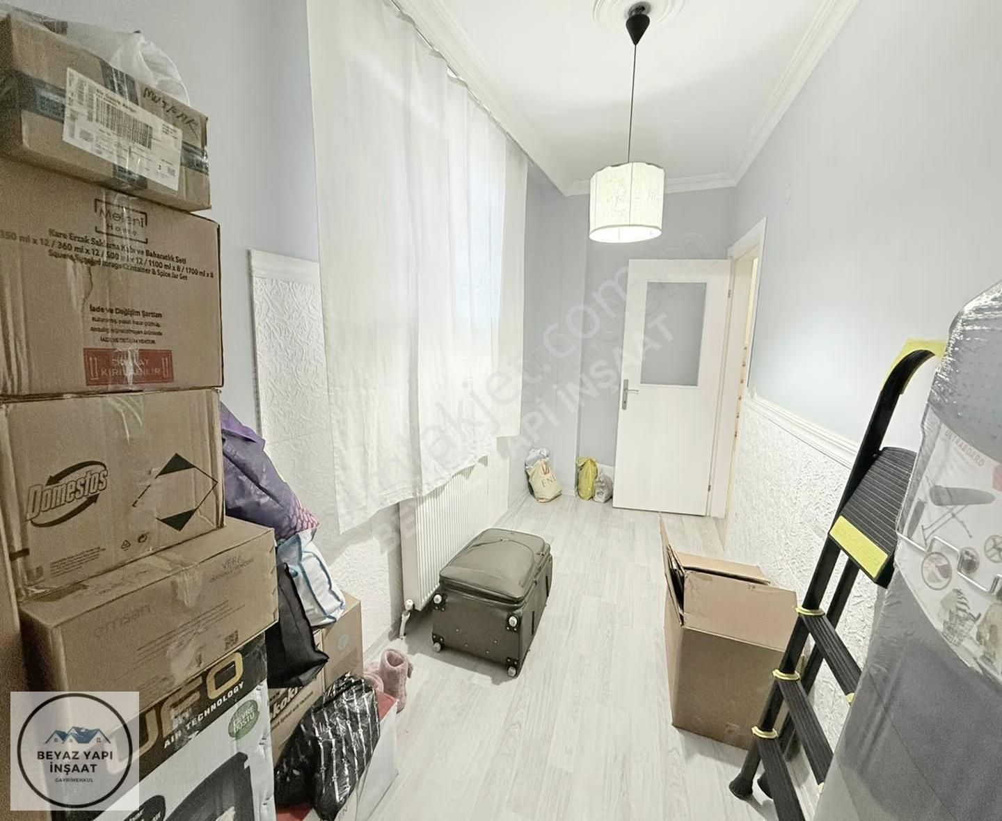 Beyaz Yapıdan Metroya Yakın Konumda Işık Alan Ferah Yüksek Giriş - Görsel 10