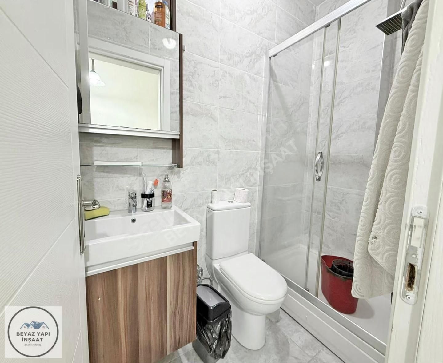 Beyaz Yapıdan Metroya Yakın Konumda Işık Alan Ferah Yüksek Giriş