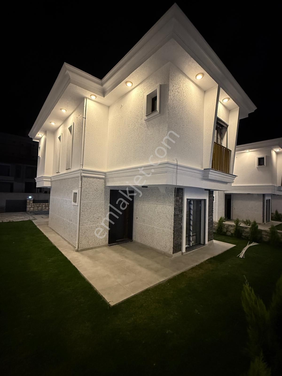 Kuşadası'nda Özel Havuzlu Sıfır Geniş Bahçeli Müstakil 4+1 Villa - Görsel 9