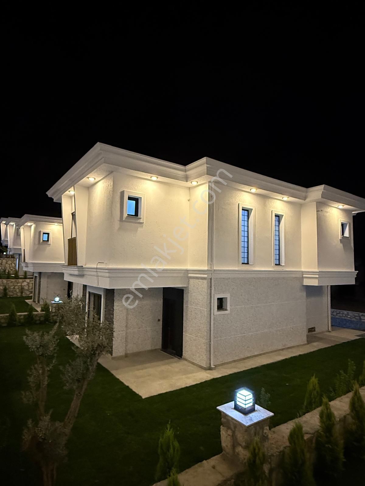Kuşadası'nda Özel Havuzlu Sıfır Geniş Bahçeli Müstakil 4+1 Villa - Görsel 10
