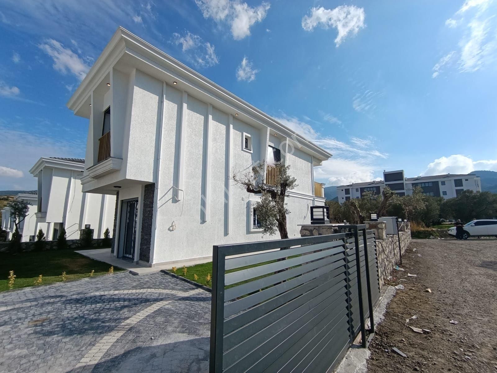 Kuşadası'nda Özel Havuzlu Sıfır Geniş Bahçeli Müstakil 4+1 Villa - Görsel 12