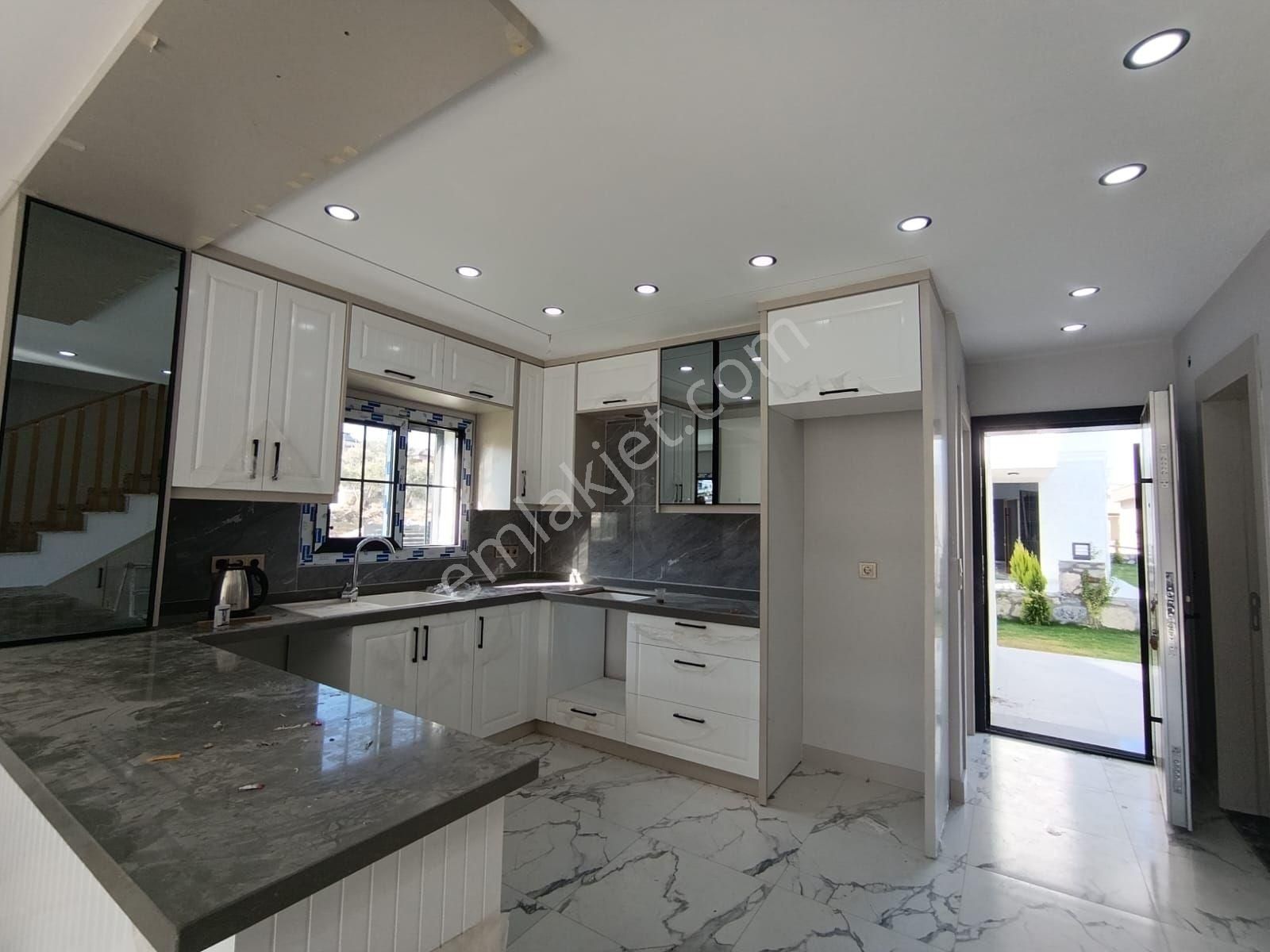 Kuşadası'nda Özel Havuzlu Sıfır Geniş Bahçeli Müstakil 4+1 Villa - Görsel 17