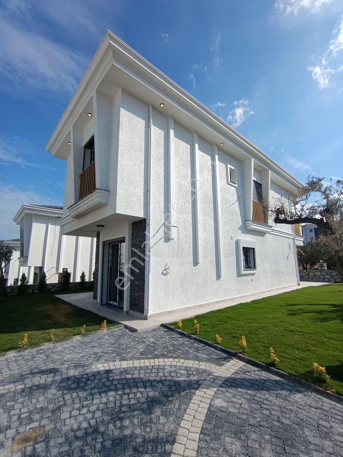 Kuşadası'nda Özel Havuzlu Sıfır Geniş Bahçeli Müstakil 4+1 Villa - Görsel 4