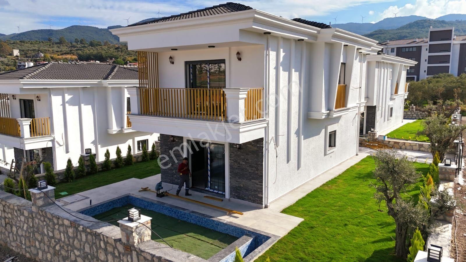 Kuşadası'nda Özel Havuzlu Sıfır Geniş Bahçeli Müstakil 4+1 Villa