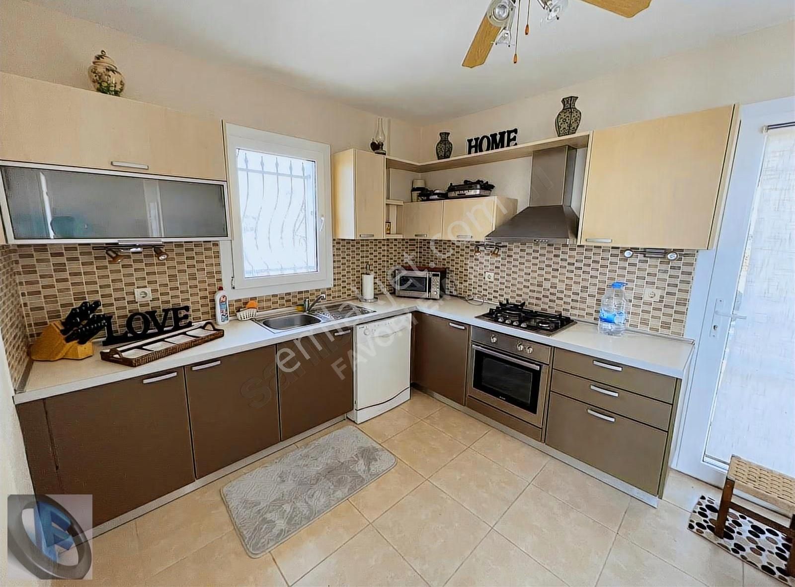 Favori'den Havuzlu Sitede Deniz Ve Şehir Manzaralı 3+1 Villa - Görsel 12