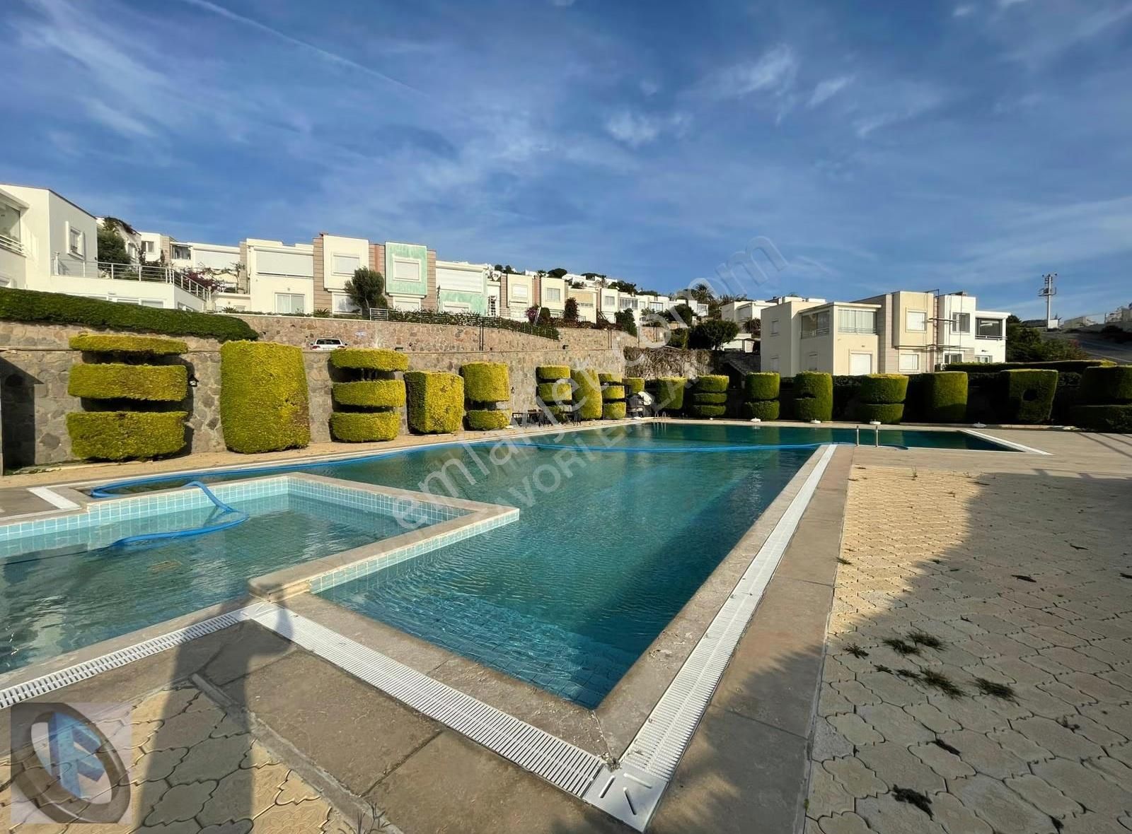 Favori'den Havuzlu Sitede Deniz Ve Şehir Manzaralı 3+1 Villa - Görsel 6