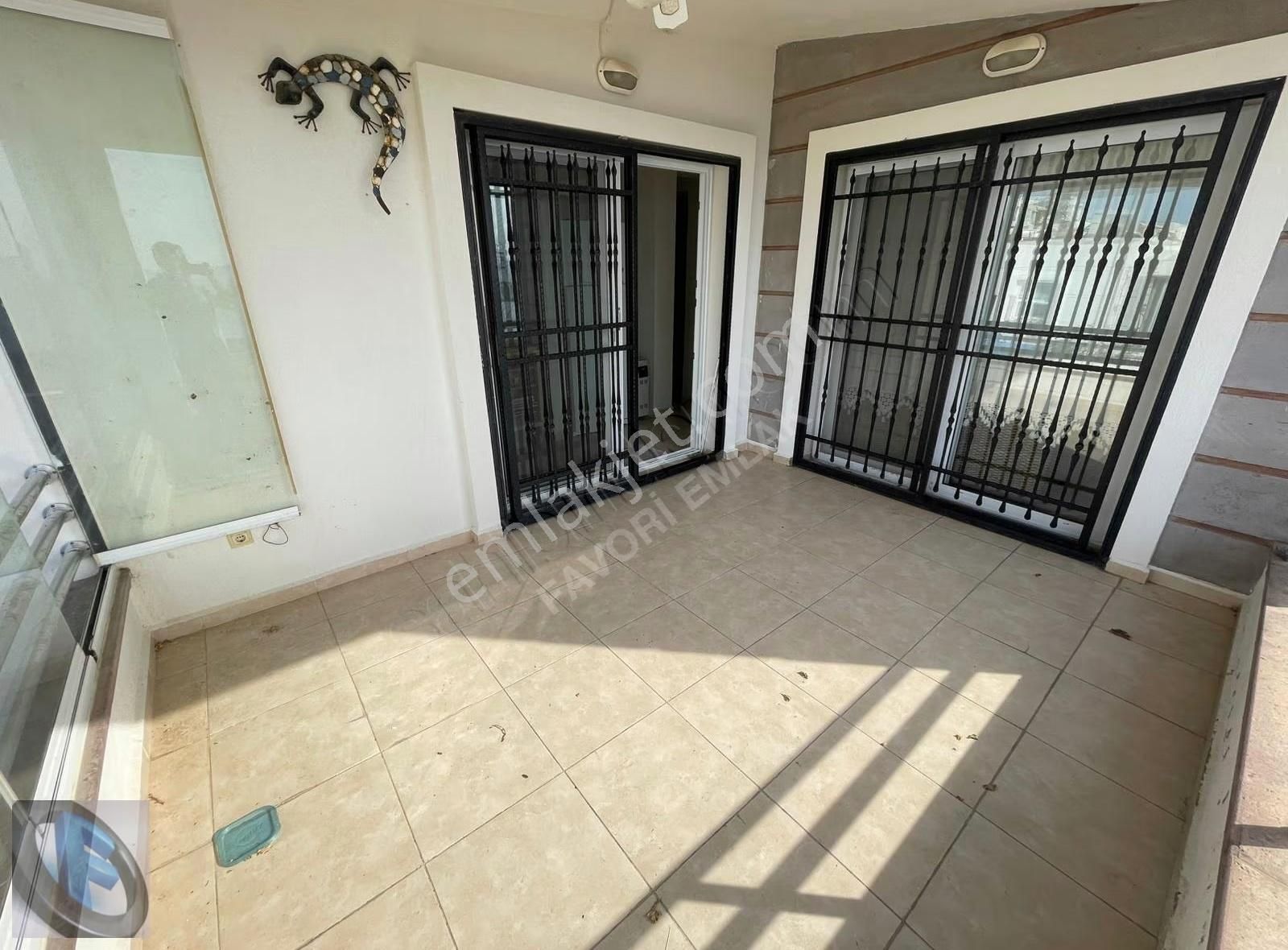 Favori'den Havuzlu Sitede Deniz Ve Şehir Manzaralı 3+1 Villa - Görsel 23