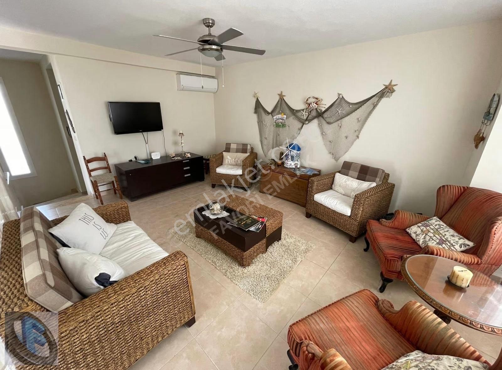 Favori'den Havuzlu Sitede Deniz Ve Şehir Manzaralı 3+1 Villa - Görsel 11