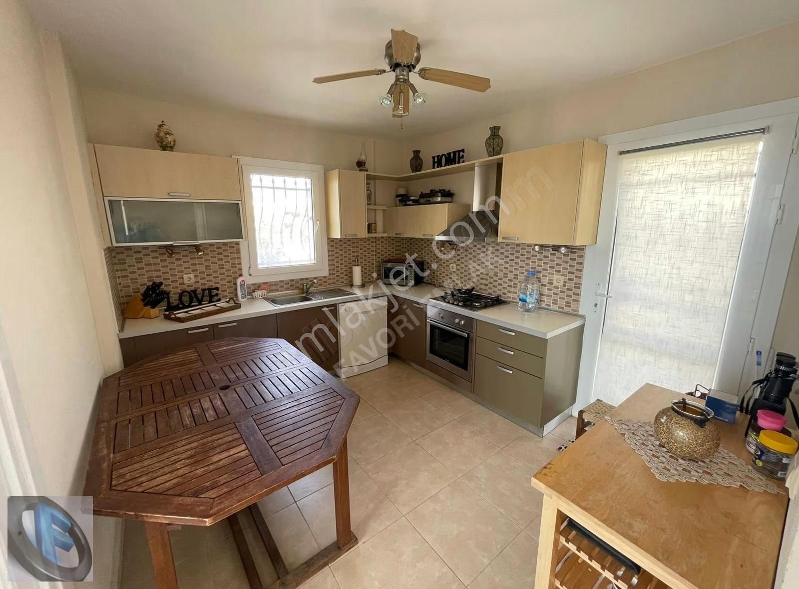 Favori'den Havuzlu Sitede Deniz Ve Şehir Manzaralı 3+1 Villa - Görsel 26