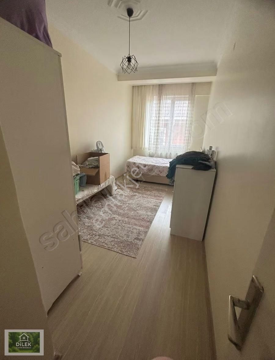 Gumruk Yolu Yakınında Kıralık Daıre Balkonlu Arakat Yenı Bına