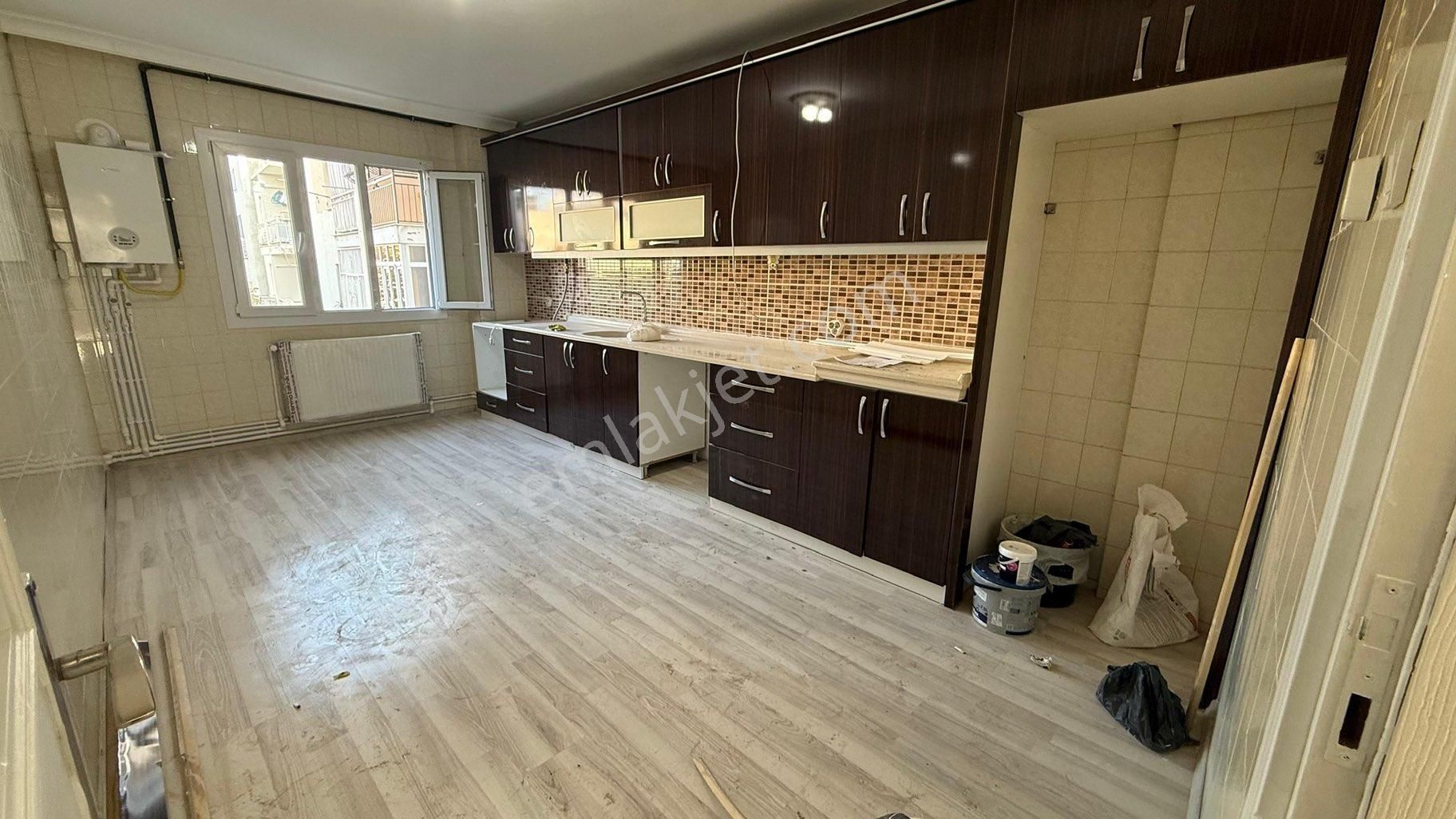 Cadde Üzerı Ara Kat Masrafsız Kıralık 3+1 Daıre - Görsel 3