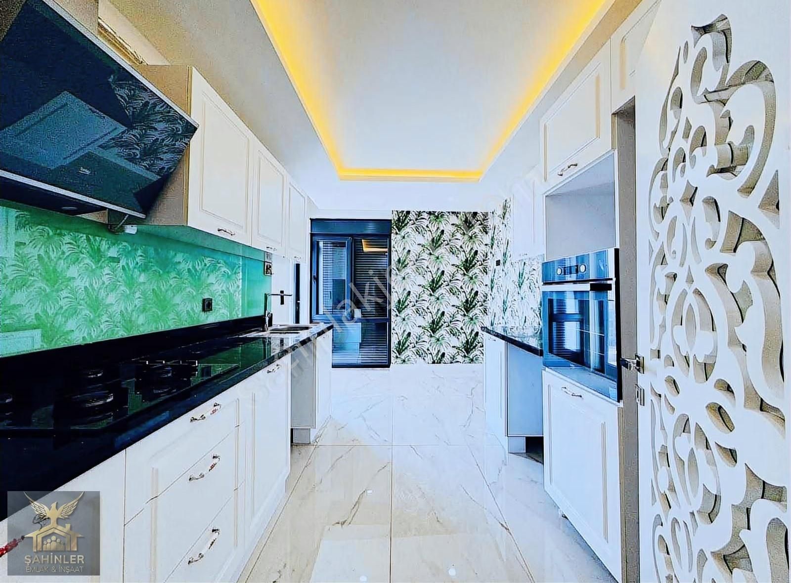 Karşıyaka'da Site İçerisinde Tramvaya Adım Mesafede 3+1 Daire