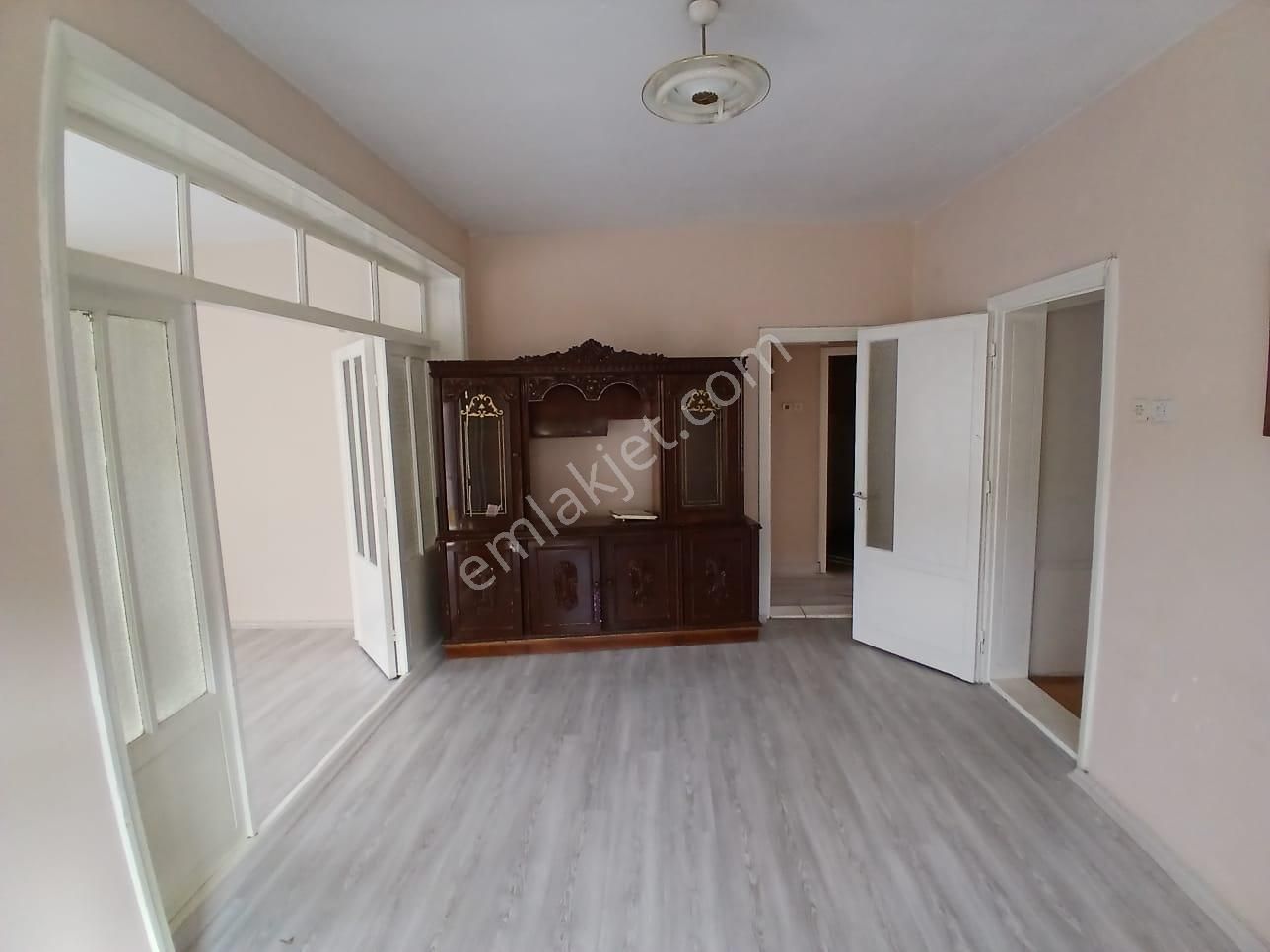 Akçay Emlak'tan Akşehir Gazi Pazarı Yanında Doğalgazlı 2. Kat Kiralık 3+1 Daire